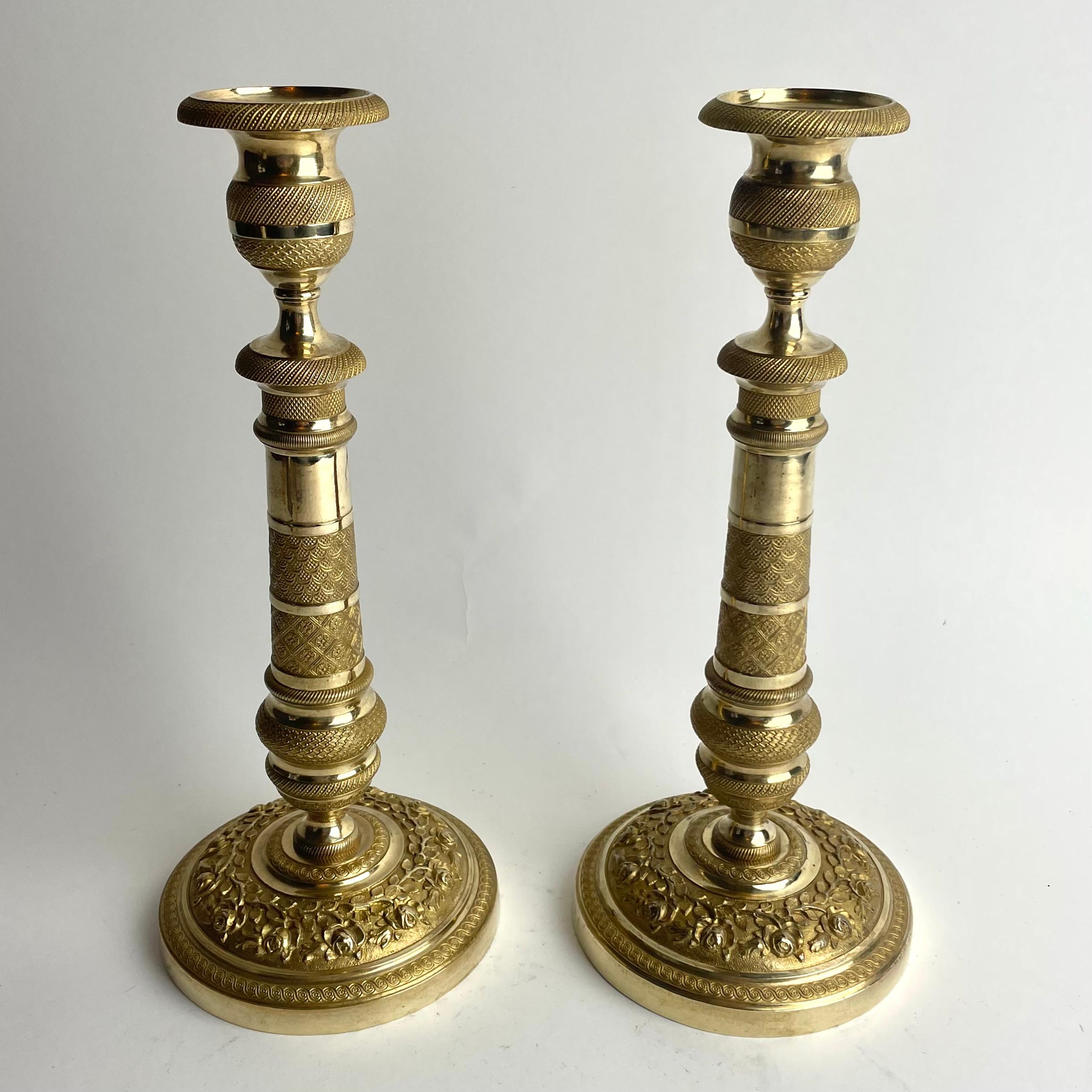 Stile impero Eleganza della coppia di candelieri impero in bronzo dorato a fuoco, Francia, anni '20 del XIX secolo in vendita