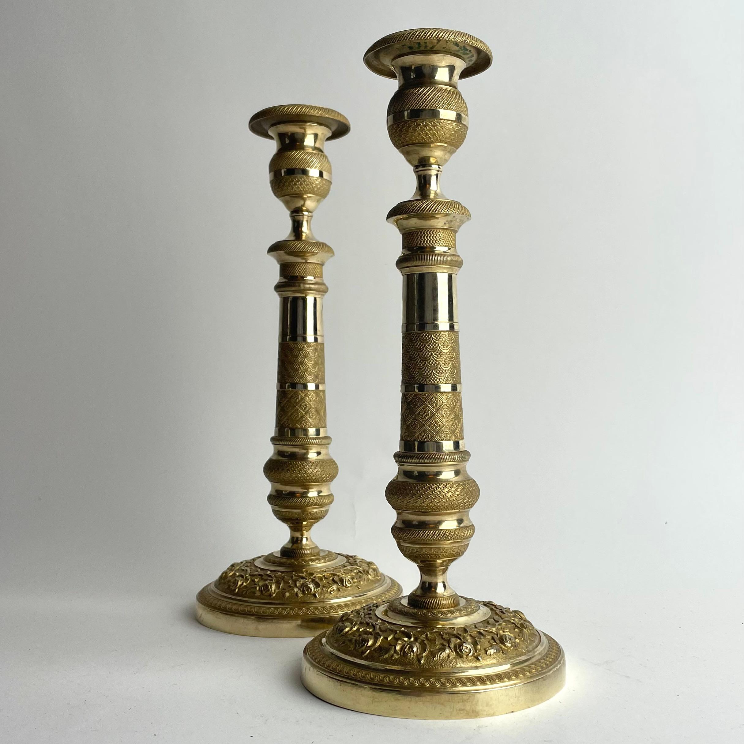Francese Eleganza della coppia di candelieri impero in bronzo dorato a fuoco, Francia, anni '20 del XIX secolo in vendita