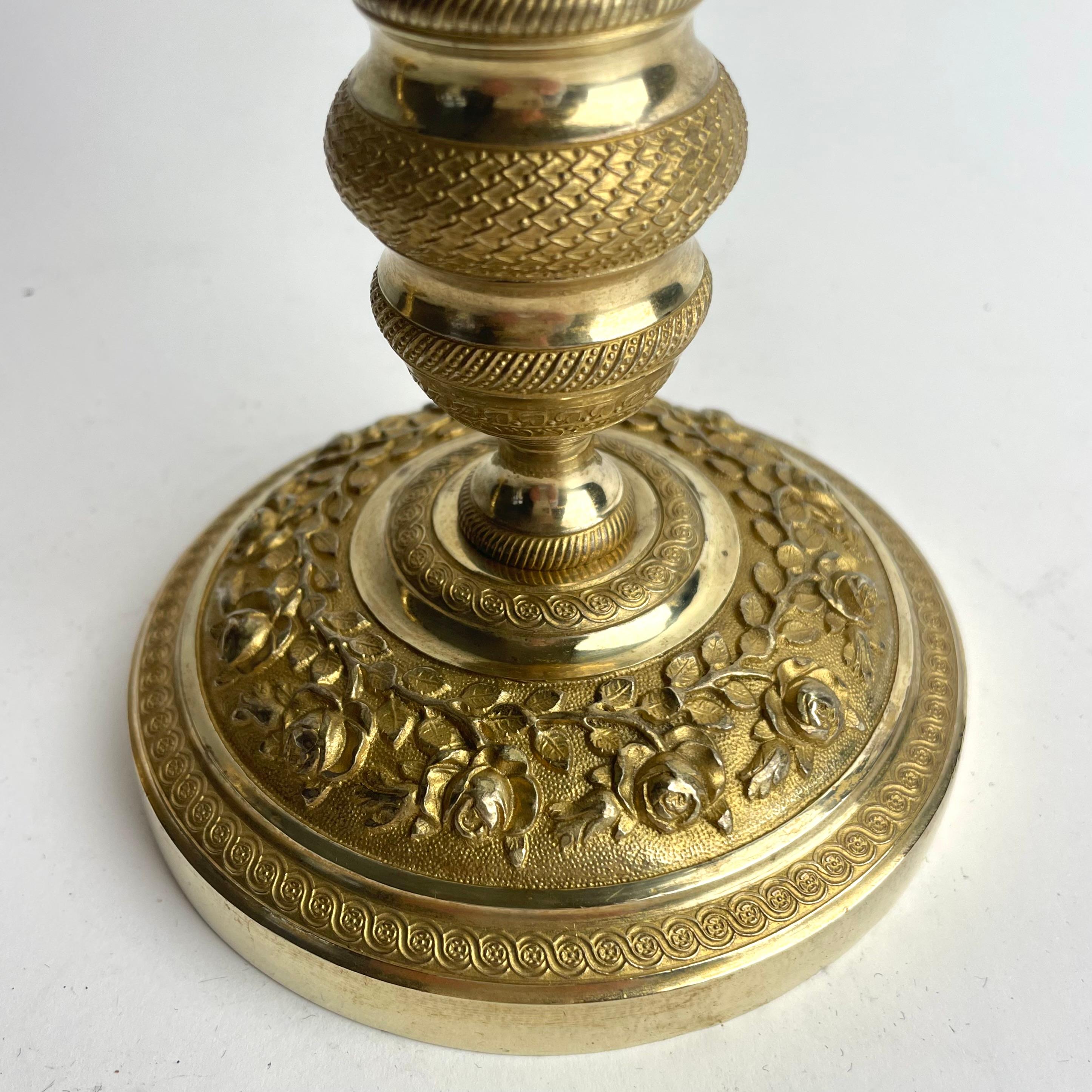 Dorato Eleganza della coppia di candelieri impero in bronzo dorato a fuoco, Francia, anni '20 del XIX secolo in vendita