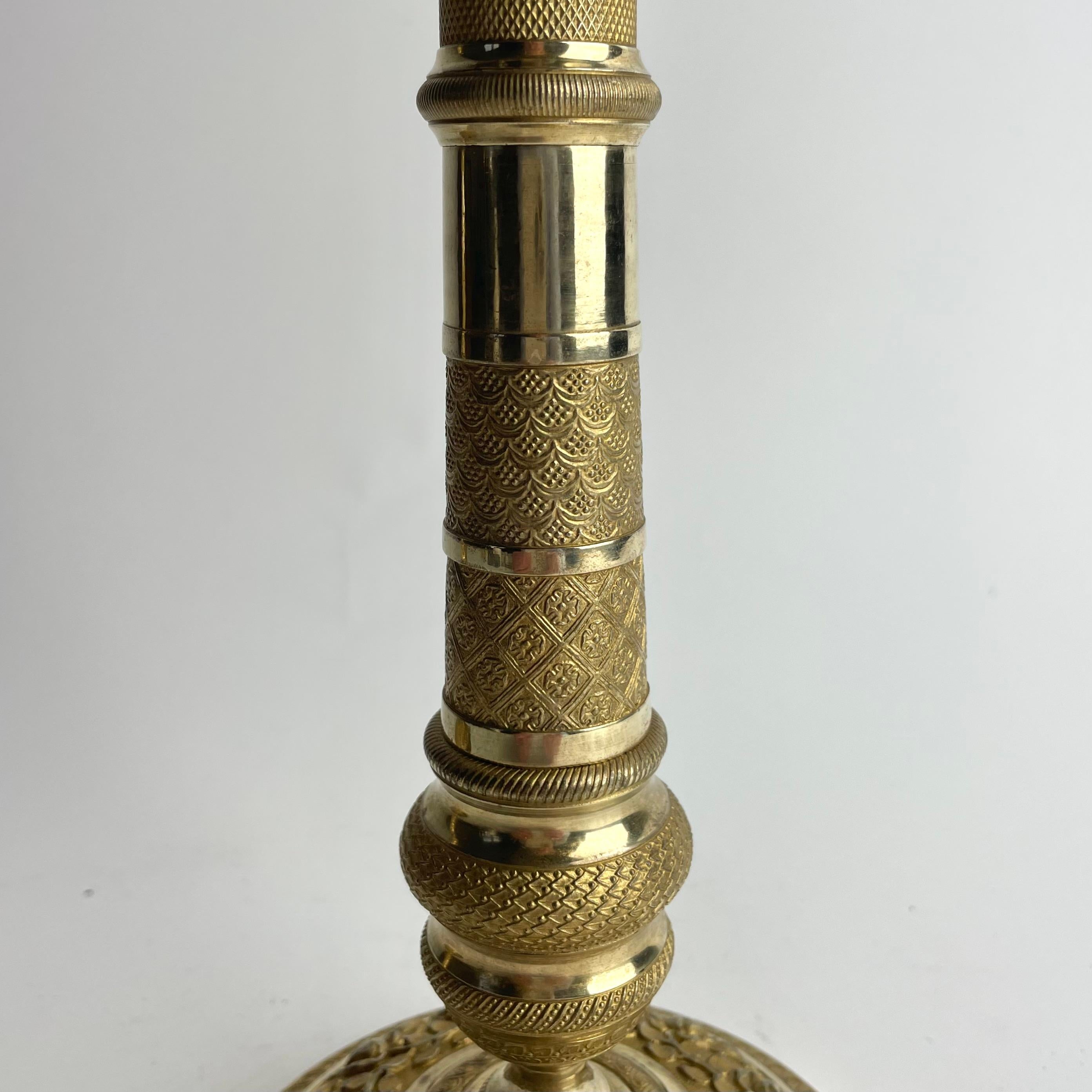 Eleganza della coppia di candelieri impero in bronzo dorato a fuoco, Francia, anni '20 del XIX secolo In condizioni buone in vendita a Knivsta, SE