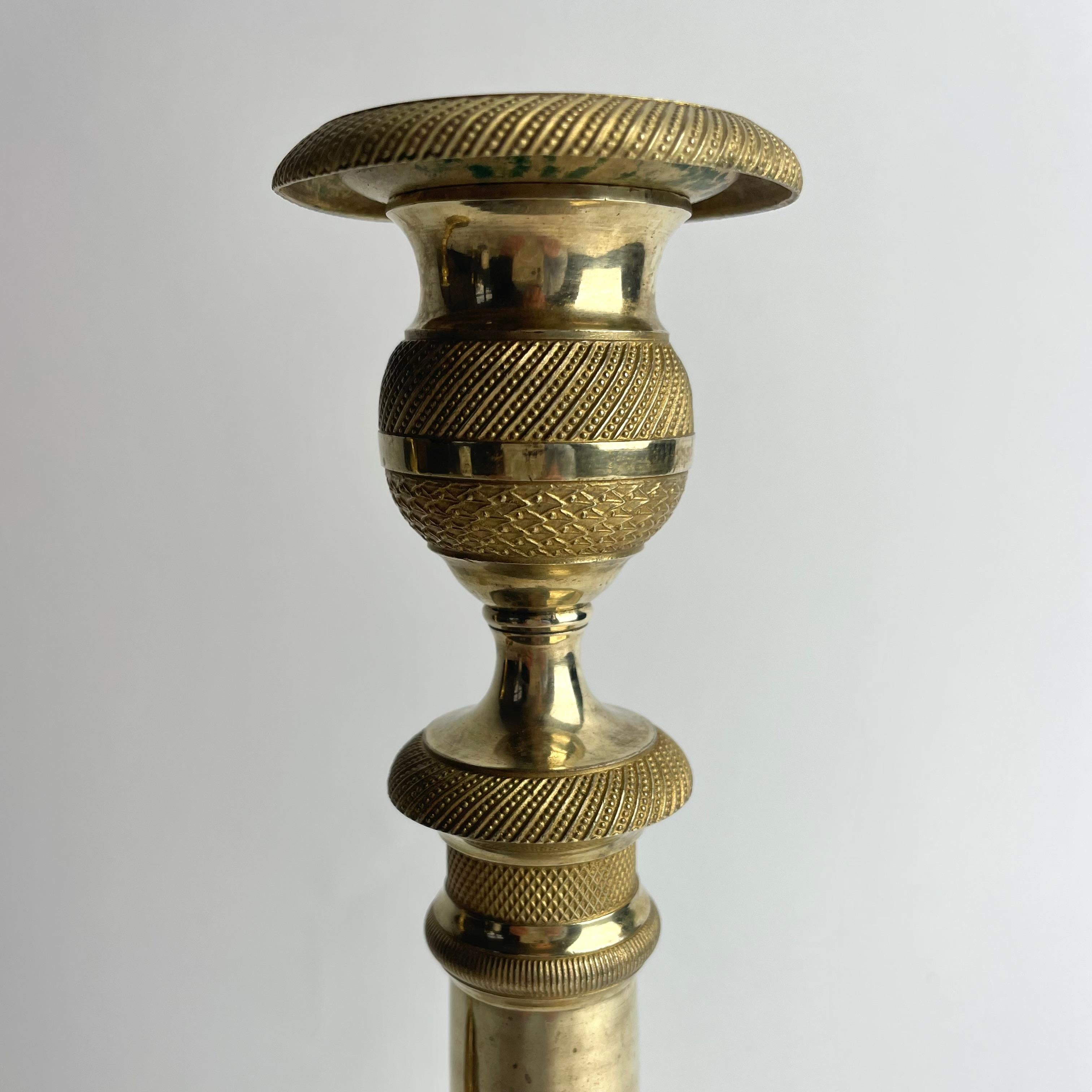 Inizio XIX secolo Eleganza della coppia di candelieri impero in bronzo dorato a fuoco, Francia, anni '20 del XIX secolo in vendita