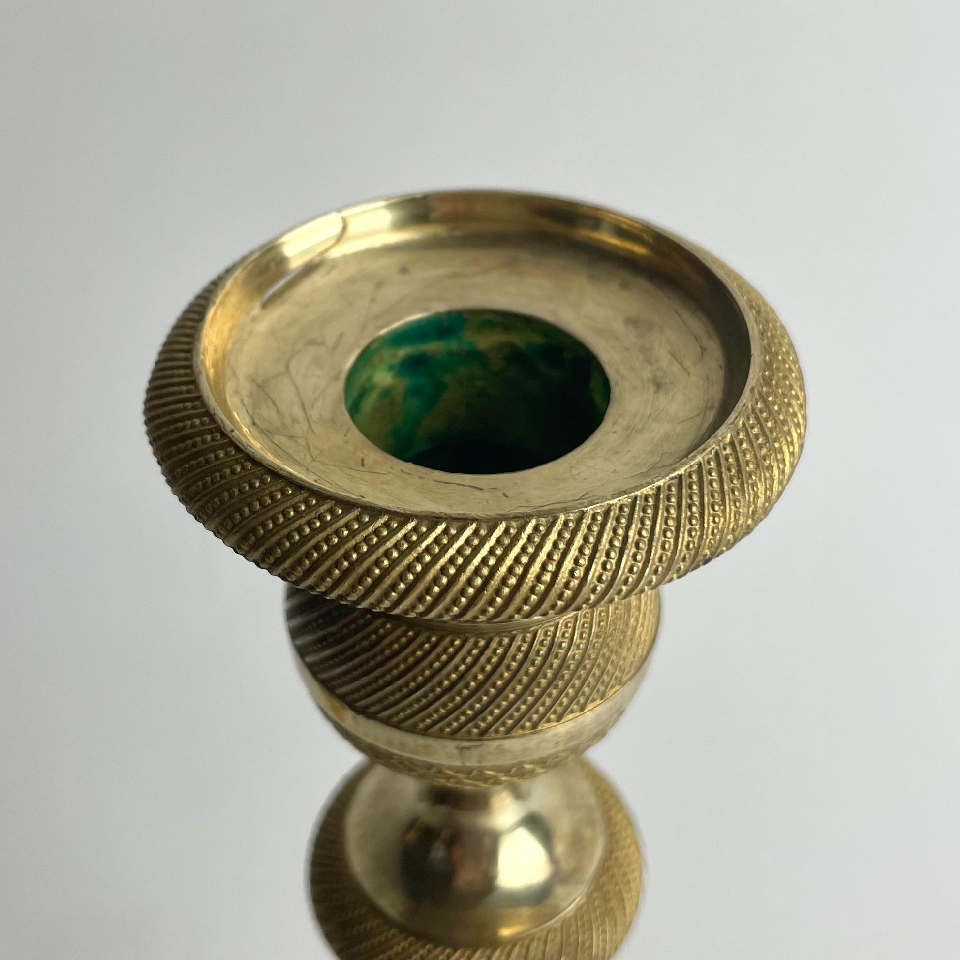 Bronzo Eleganza della coppia di candelieri impero in bronzo dorato a fuoco, Francia, anni '20 del XIX secolo in vendita