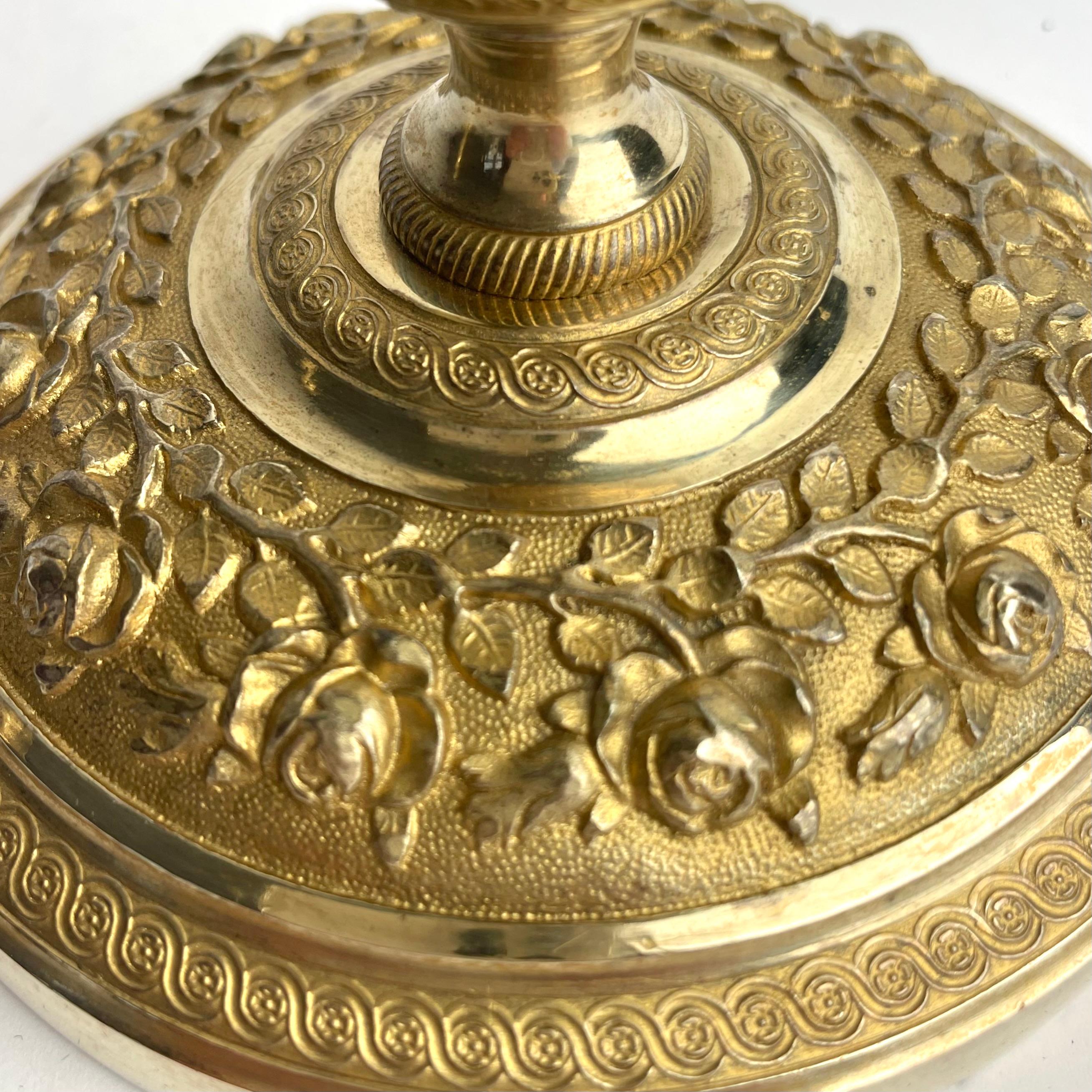 Eleganza della coppia di candelieri impero in bronzo dorato a fuoco, Francia, anni '20 del XIX secolo in vendita 1