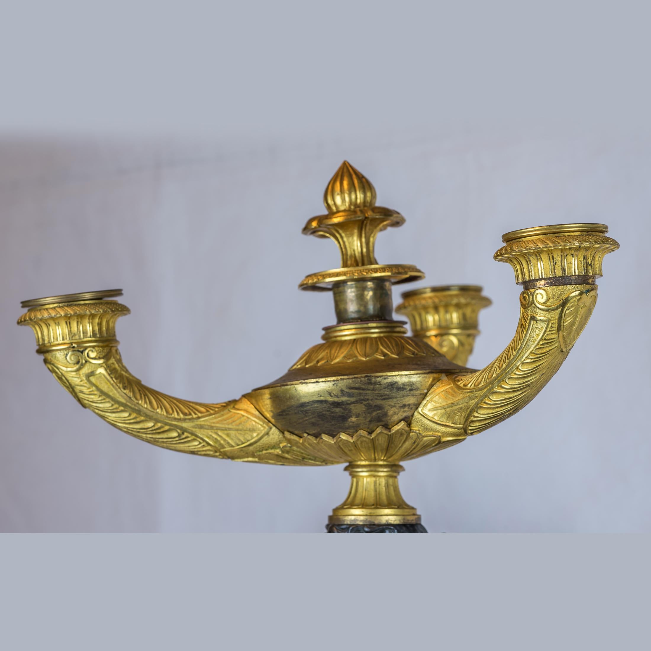 Elegantes Paar Empire-Kronleuchter mit fünf Lichtern aus patiniertem und vergoldetem Bronze im Angebot 3
