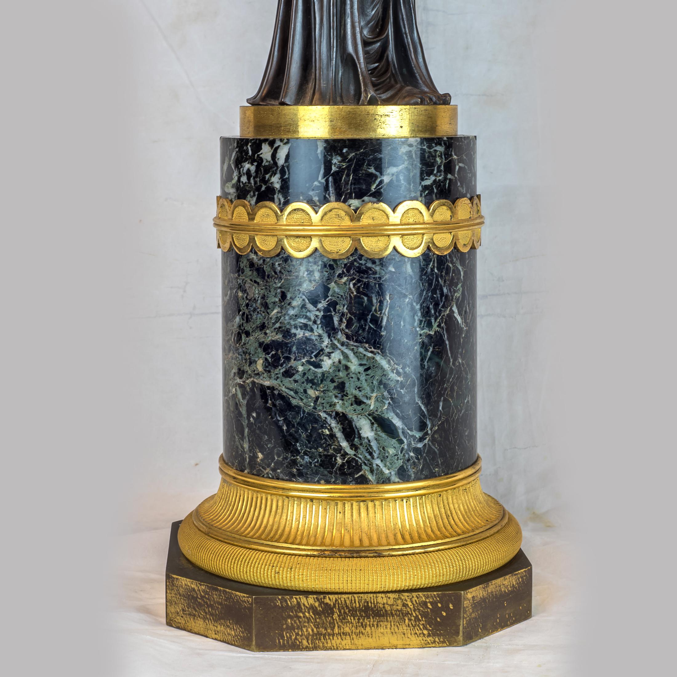 Elegantes Paar Empire-Kronleuchter mit fünf Lichtern aus patiniertem und vergoldetem Bronze im Angebot 4