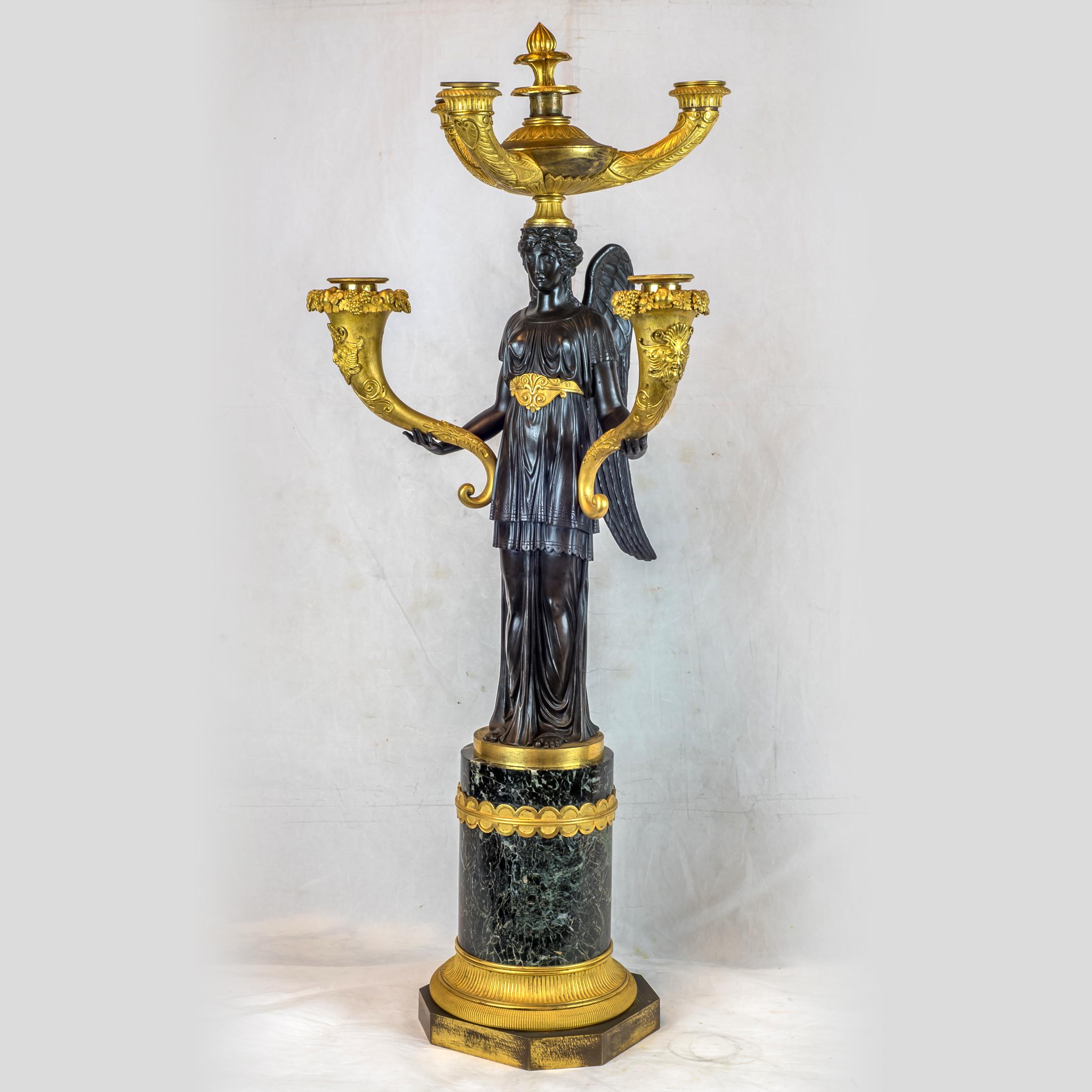 Elegantes Paar Empire-Kronleuchter mit fünf Lichtern aus patiniertem und vergoldetem Bronze (Französisch) im Angebot