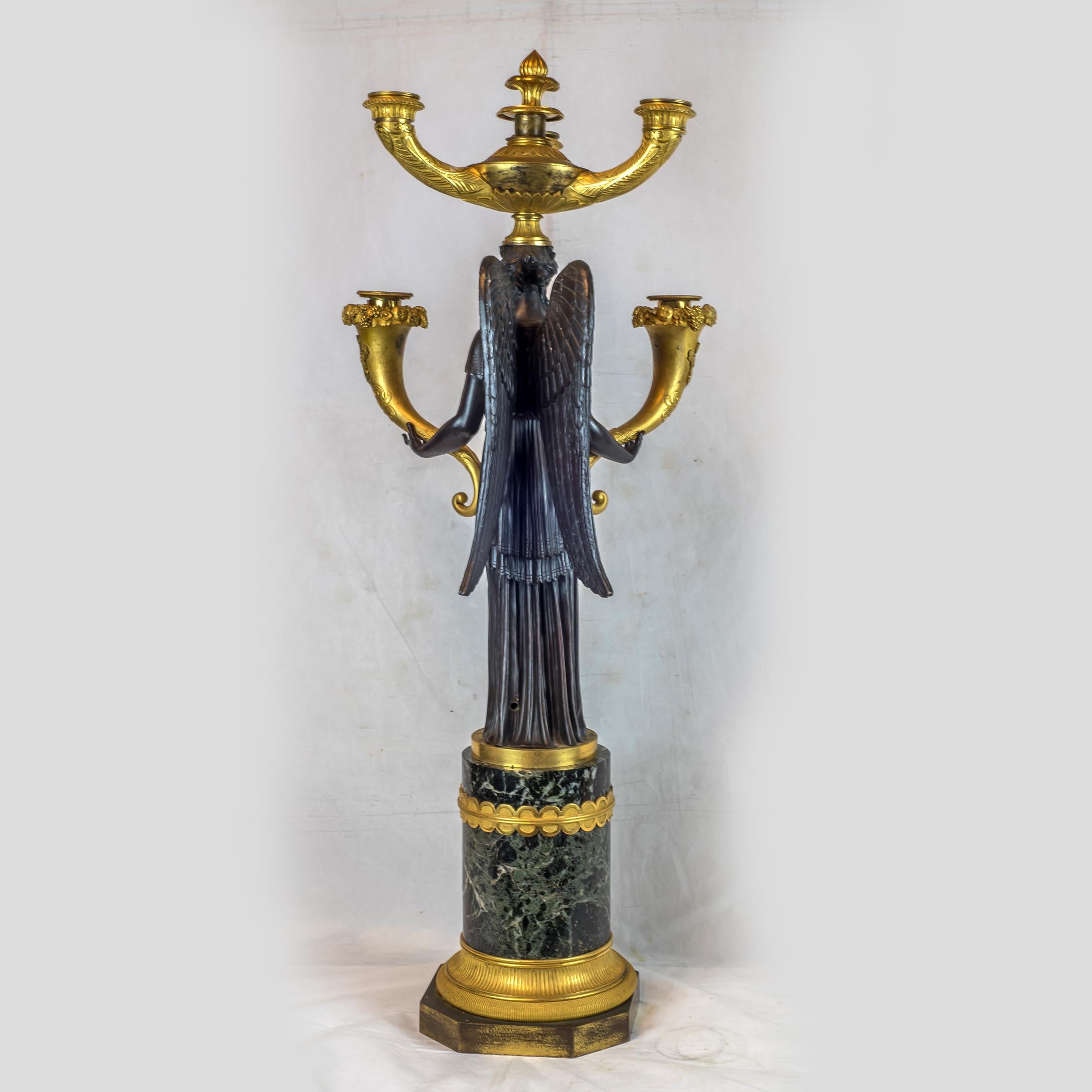 Elegantes Paar Empire-Kronleuchter mit fünf Lichtern aus patiniertem und vergoldetem Bronze (Vergoldet) im Angebot