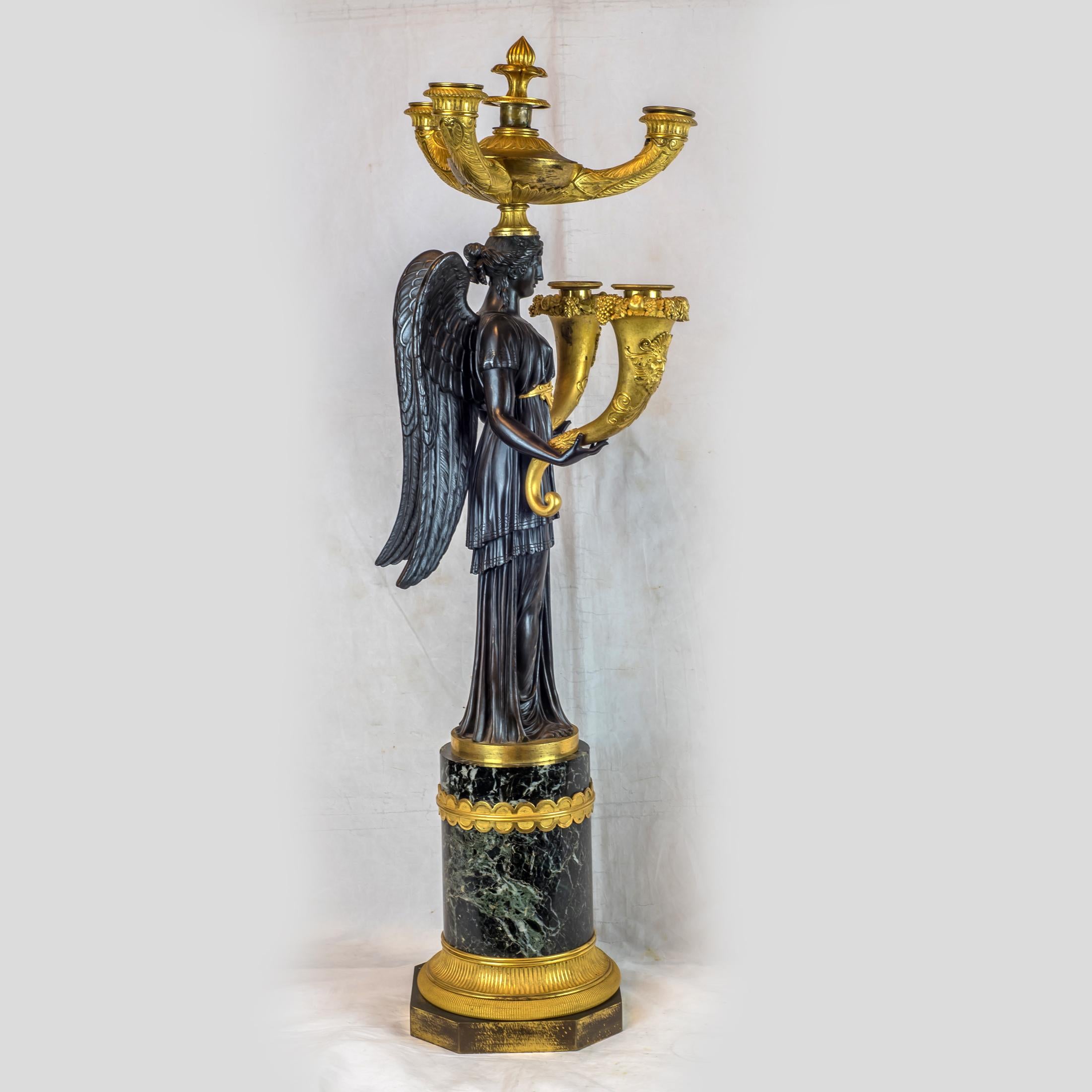 Elegantes Paar Empire-Kronleuchter mit fünf Lichtern aus patiniertem und vergoldetem Bronze im Zustand „Gut“ im Angebot in New York, NY