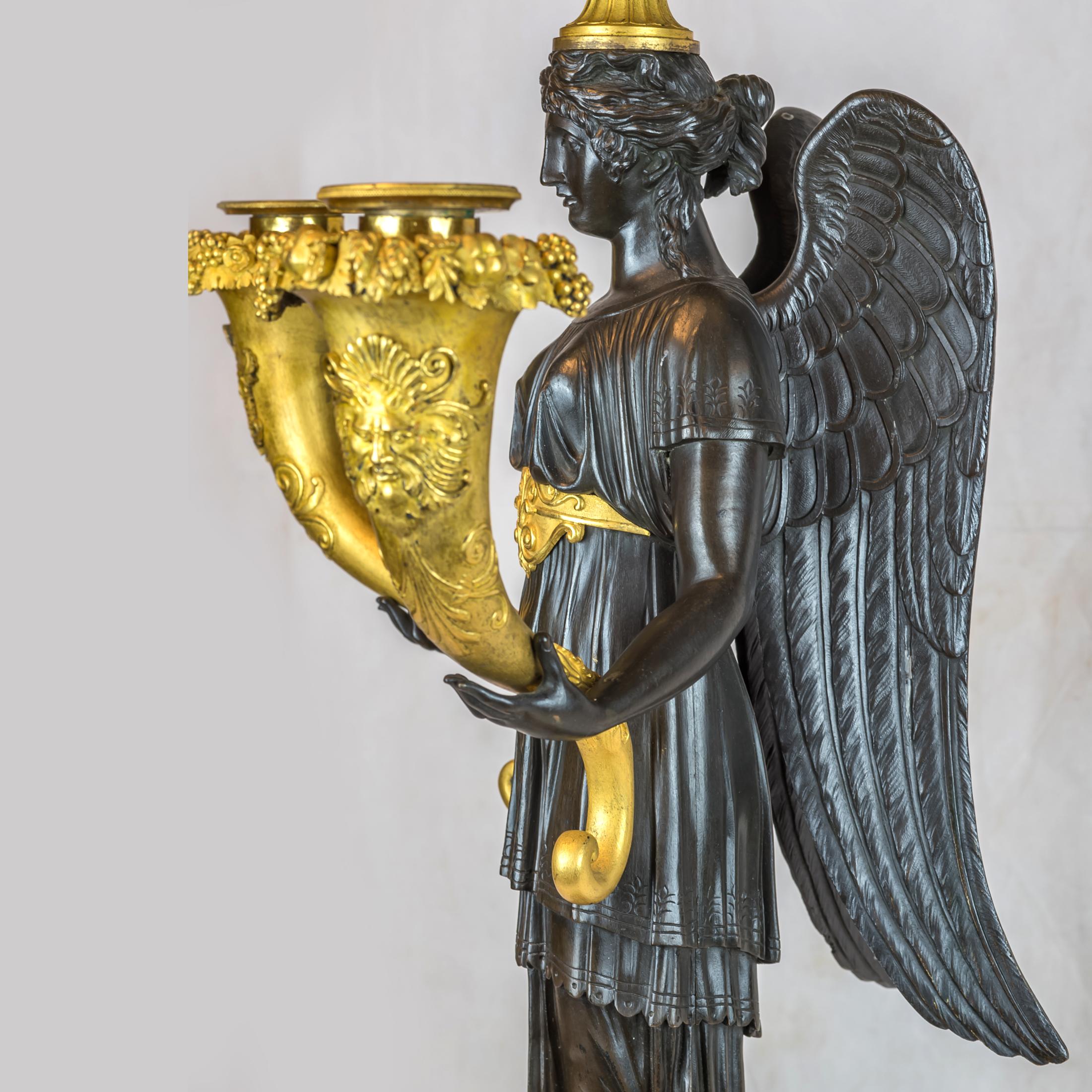 Elegantes Paar Empire-Kronleuchter mit fünf Lichtern aus patiniertem und vergoldetem Bronze (Marmor) im Angebot
