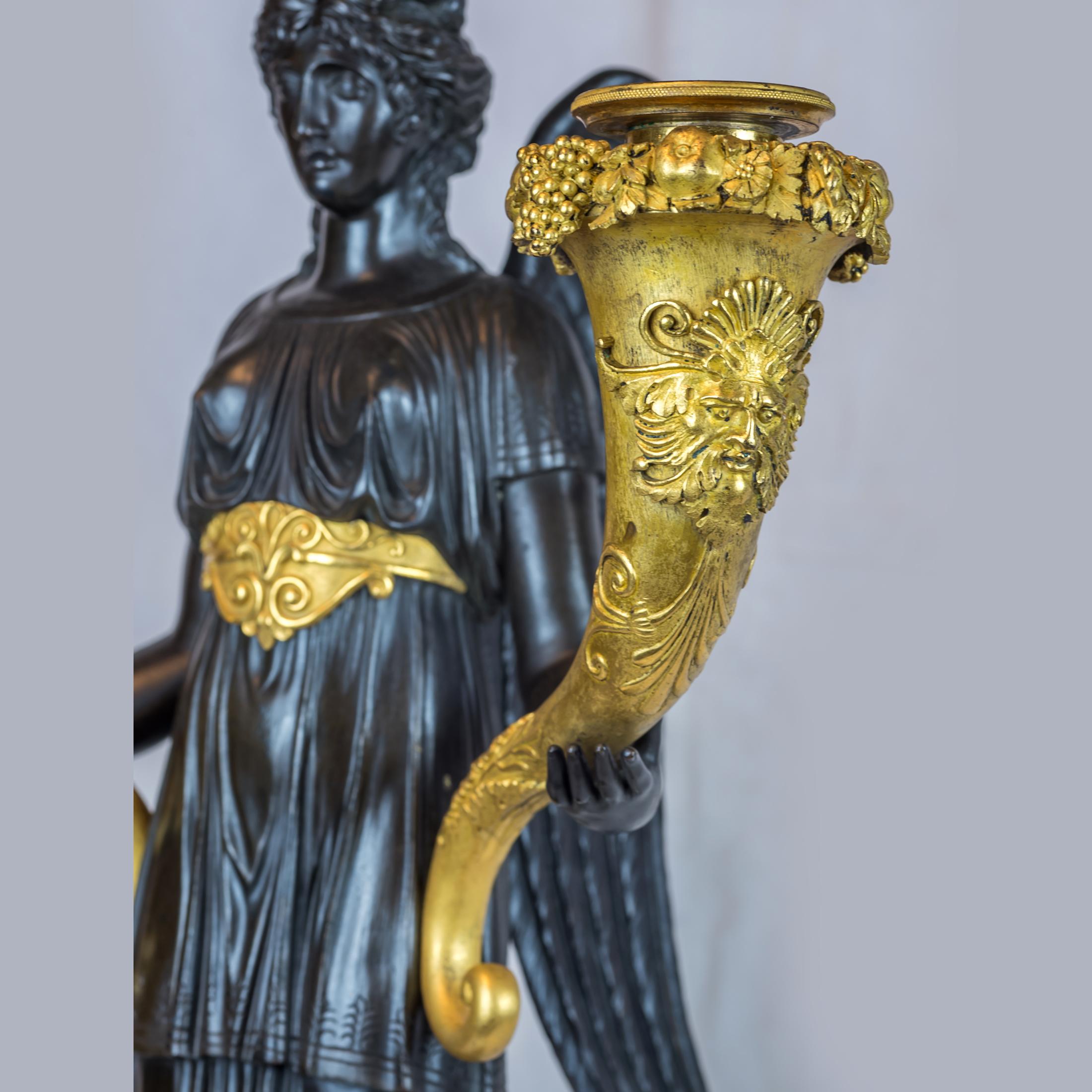 Elegantes Paar Empire-Kronleuchter mit fünf Lichtern aus patiniertem und vergoldetem Bronze im Angebot 1