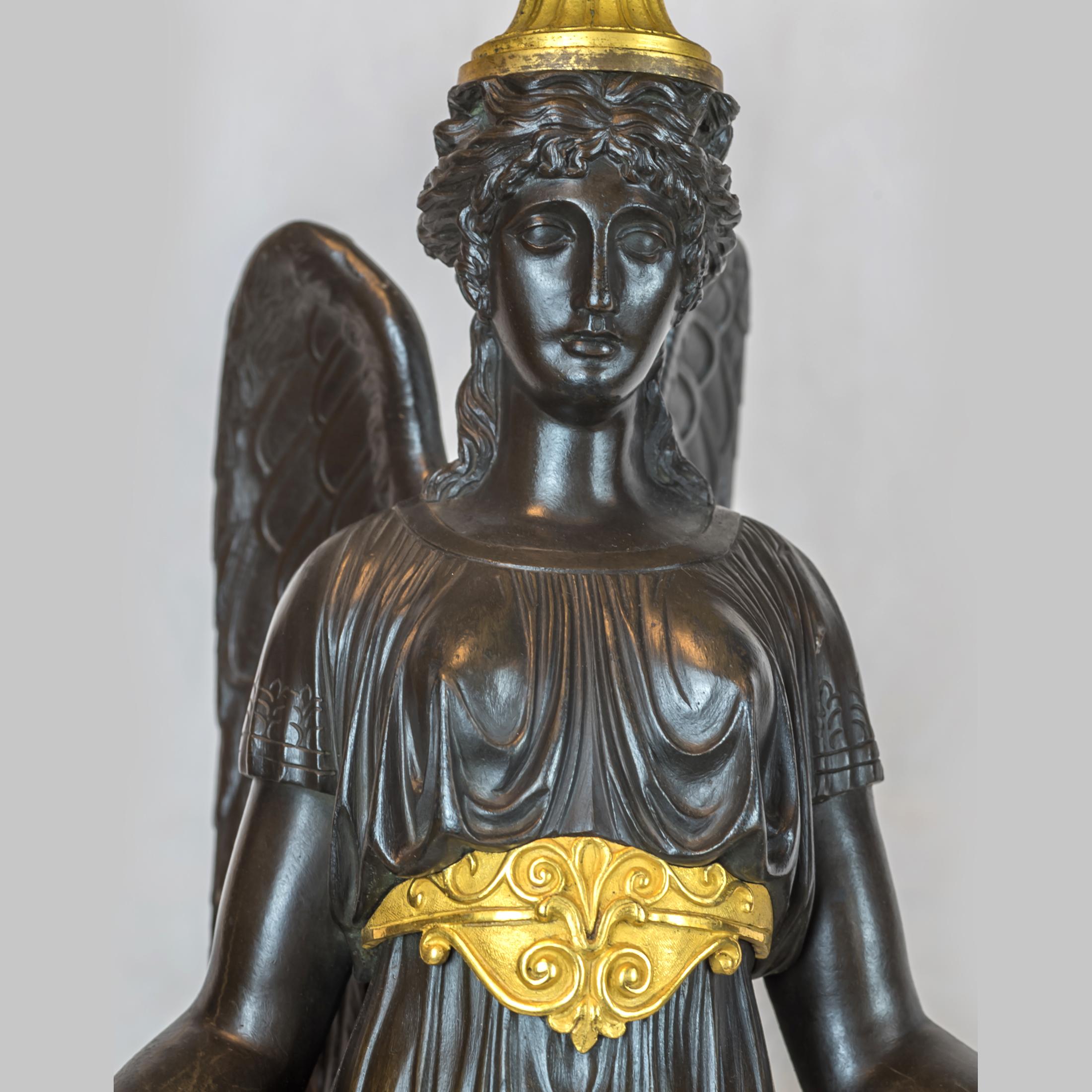 Elegantes Paar Empire-Kronleuchter mit fünf Lichtern aus patiniertem und vergoldetem Bronze im Angebot 2