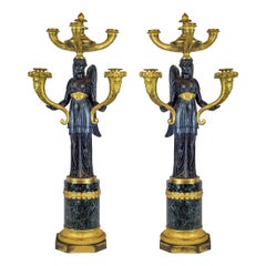 Elegante Pareja de Candelabros Imperio Patinados y Bronce Dorado de Cinco Luces