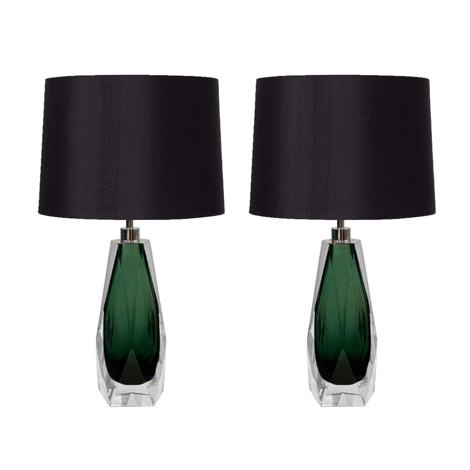 Lampade da tavolo in vetro di Murano Sommerso tagliato a sfaccettatura e lavorato a mano, in una profonda tonalità di verde Jewell. La ferramenta è rifinita in cromo lucido. Italia 

I paralumi non sono inclusi o disponibili.