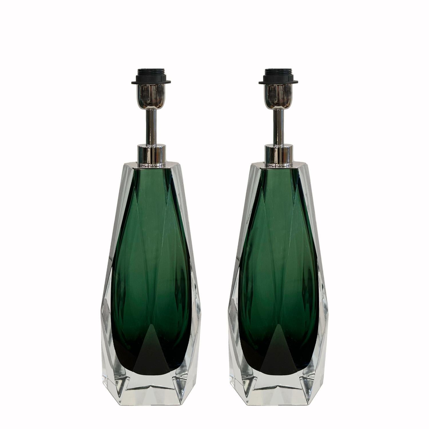 Moderno Elegante coppia di lampade da tavolo in vetro di Murano verde Jewell sfaccettato 2024 in vendita