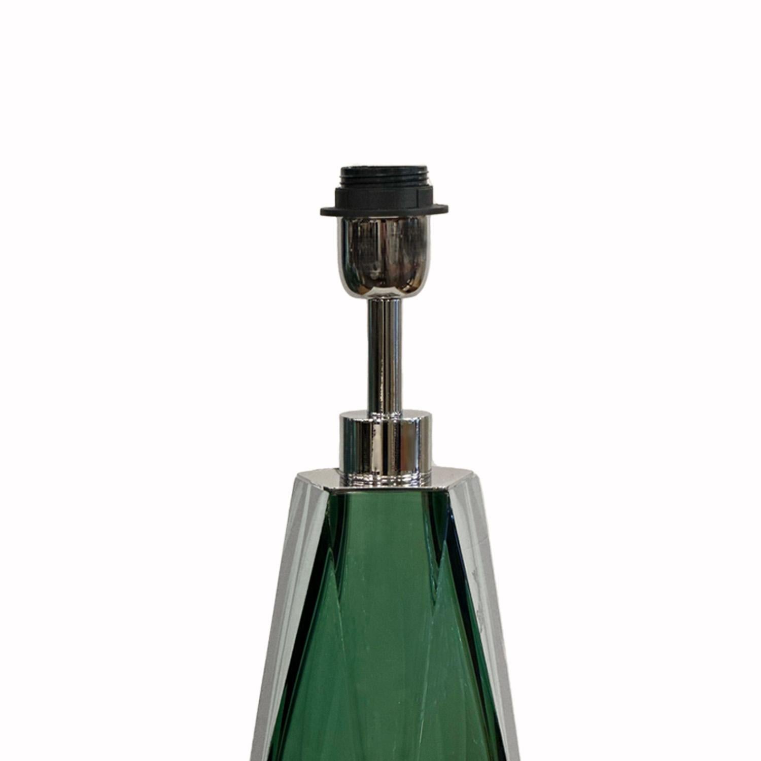 Italiano Elegante coppia di lampade da tavolo in vetro di Murano verde Jewell sfaccettato 2024 in vendita