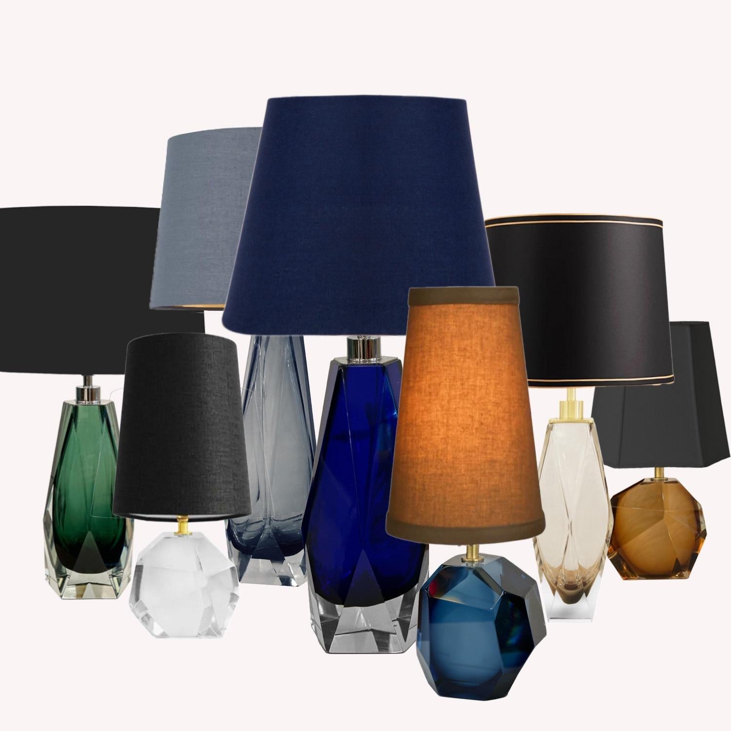 XXI secolo e contemporaneo Elegante coppia di lampade da tavolo in vetro di Murano verde Jewell sfaccettato 2024 in vendita