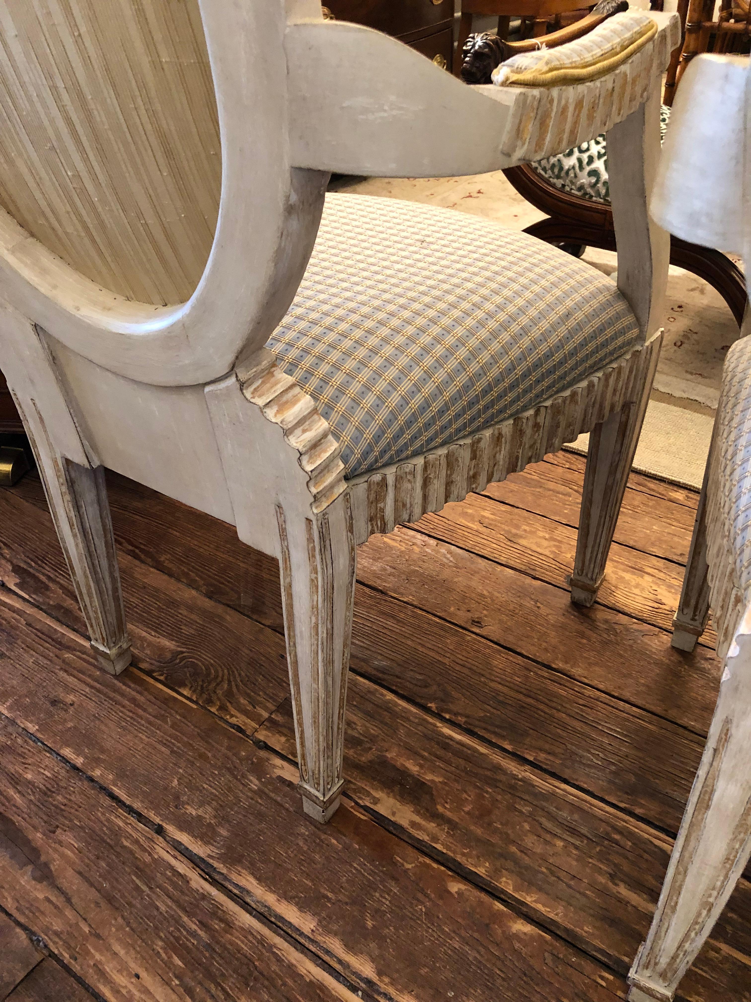 Elegantes Paar französischer Sessel mit Holzschnitzerei und Kunstmalerei im Angebot 3