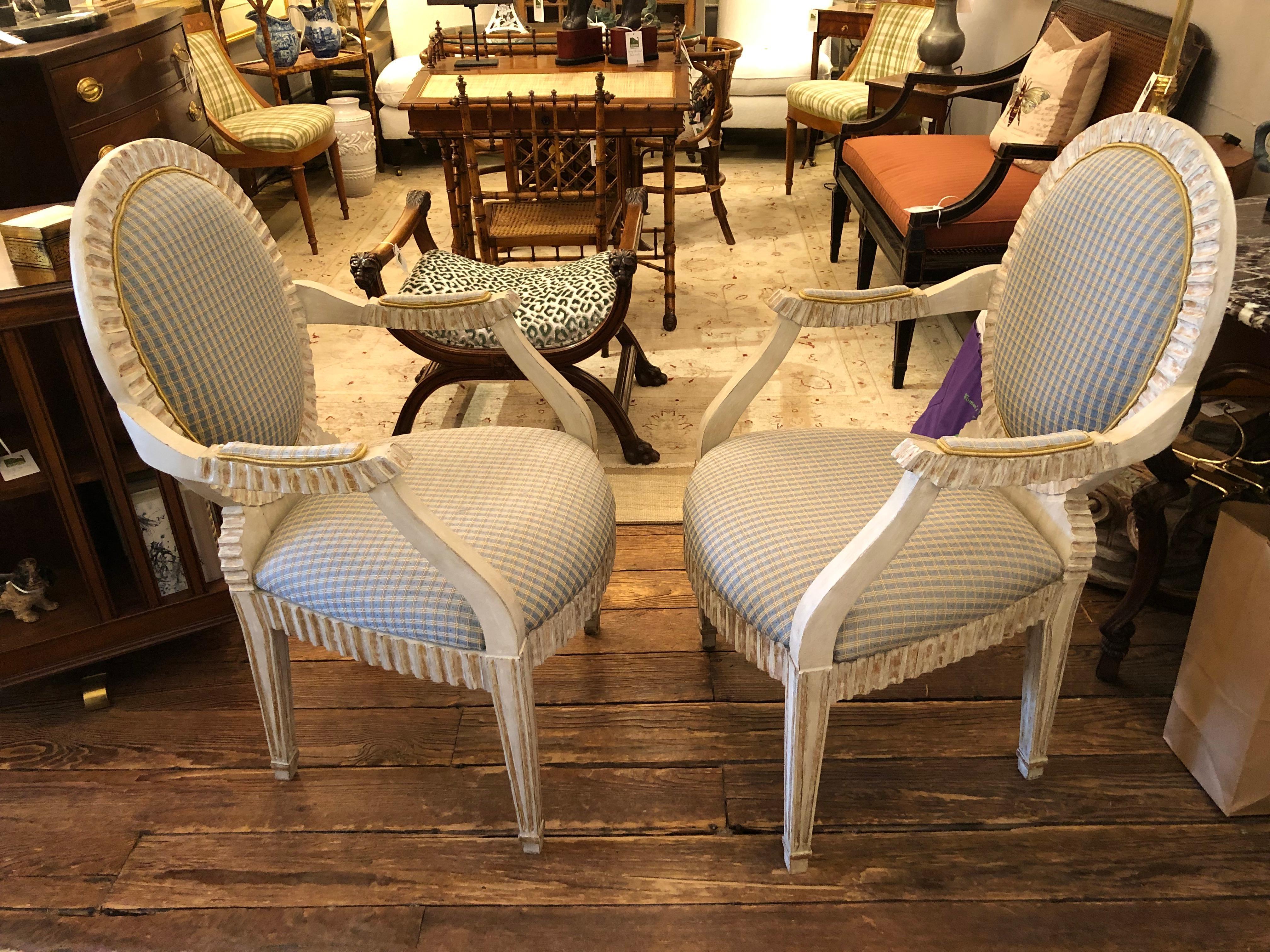 Elegantes Paar französischer Sessel mit Holzschnitzerei und Kunstmalerei im Angebot 5