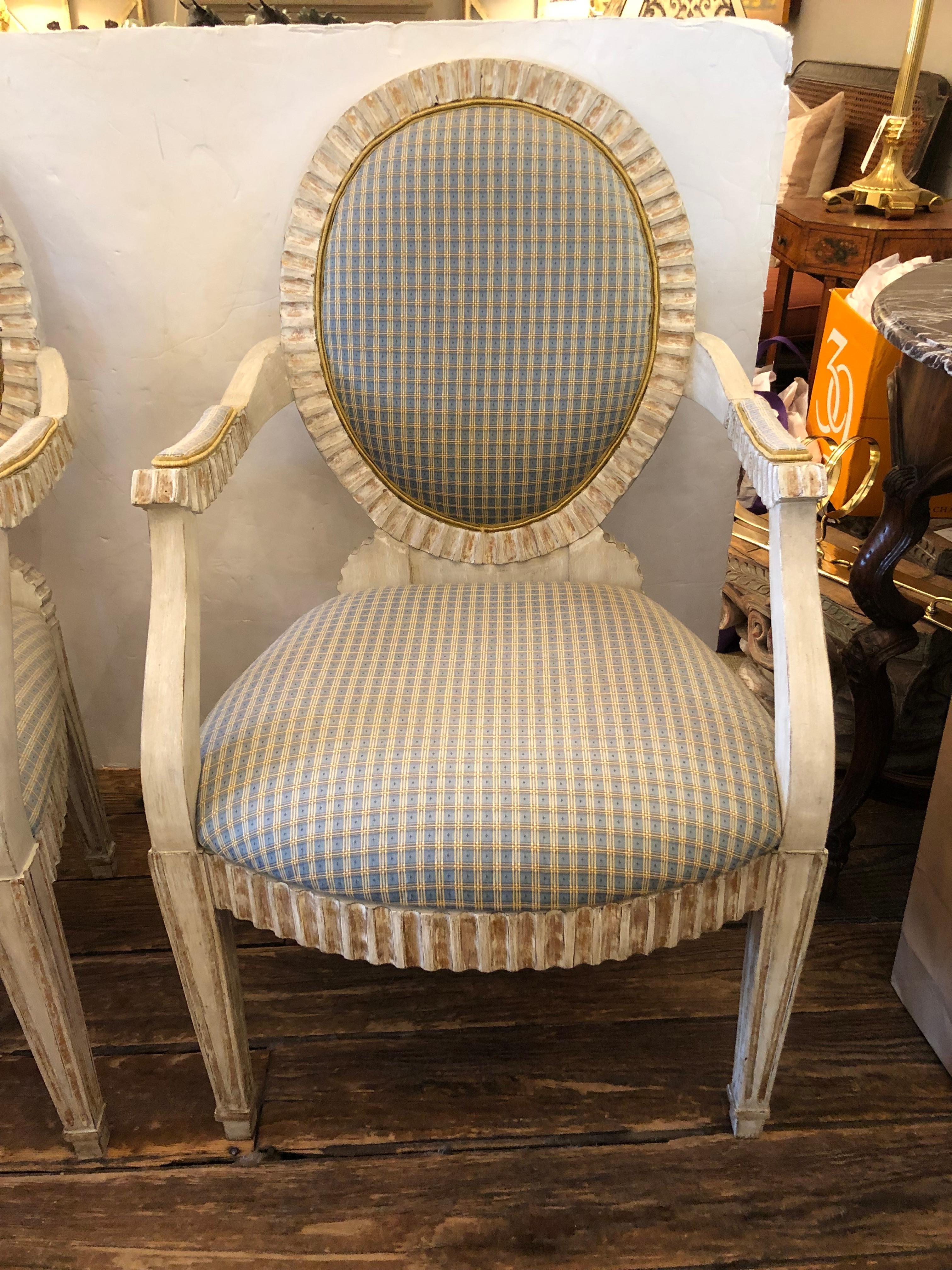 Elegantes Paar französischer Sessel mit Holzschnitzerei und Kunstmalerei (amerikanisch) im Angebot