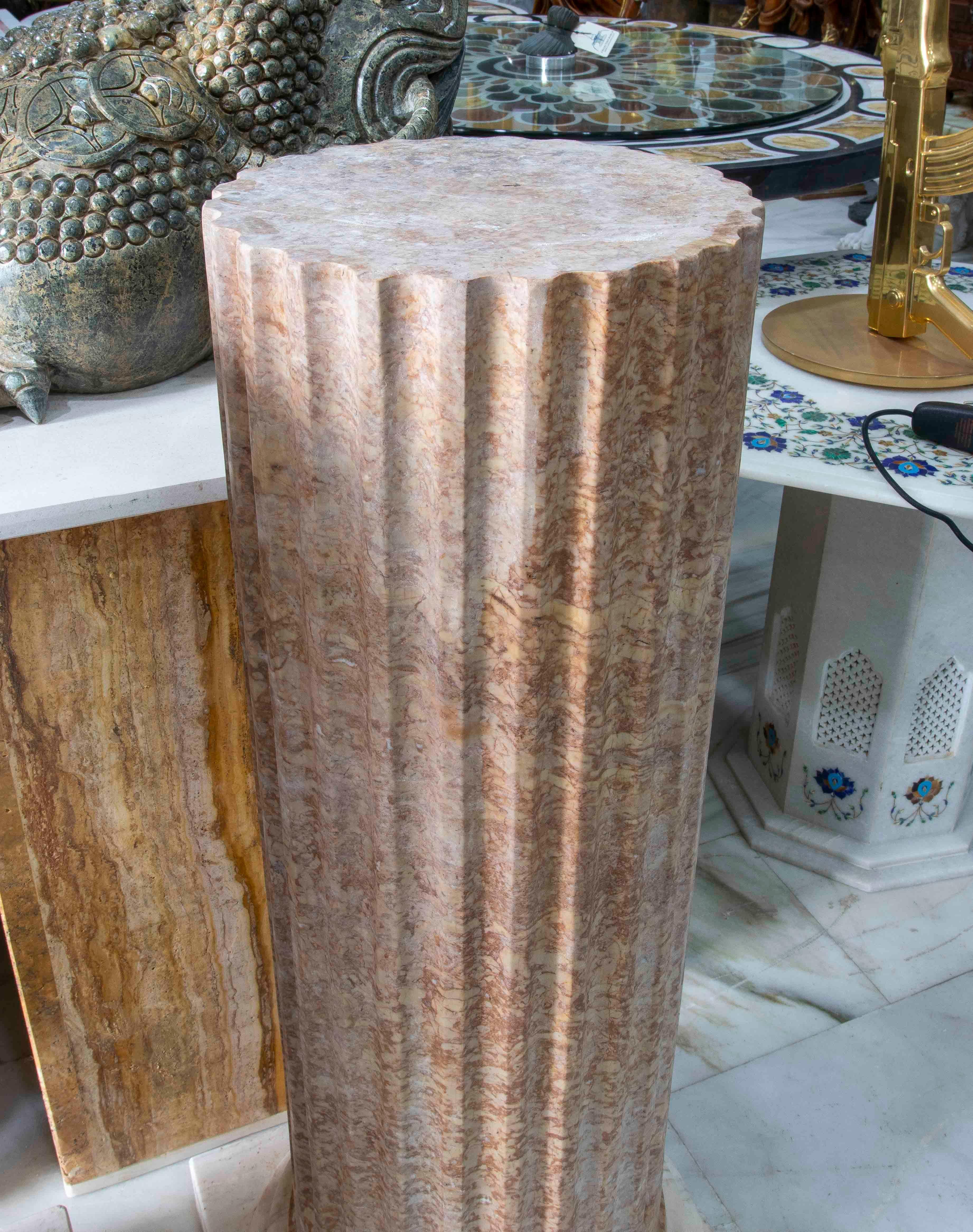 Elegantes Paar kannelierter Sockel aus rotem und weißem Marmor im Angebot 6