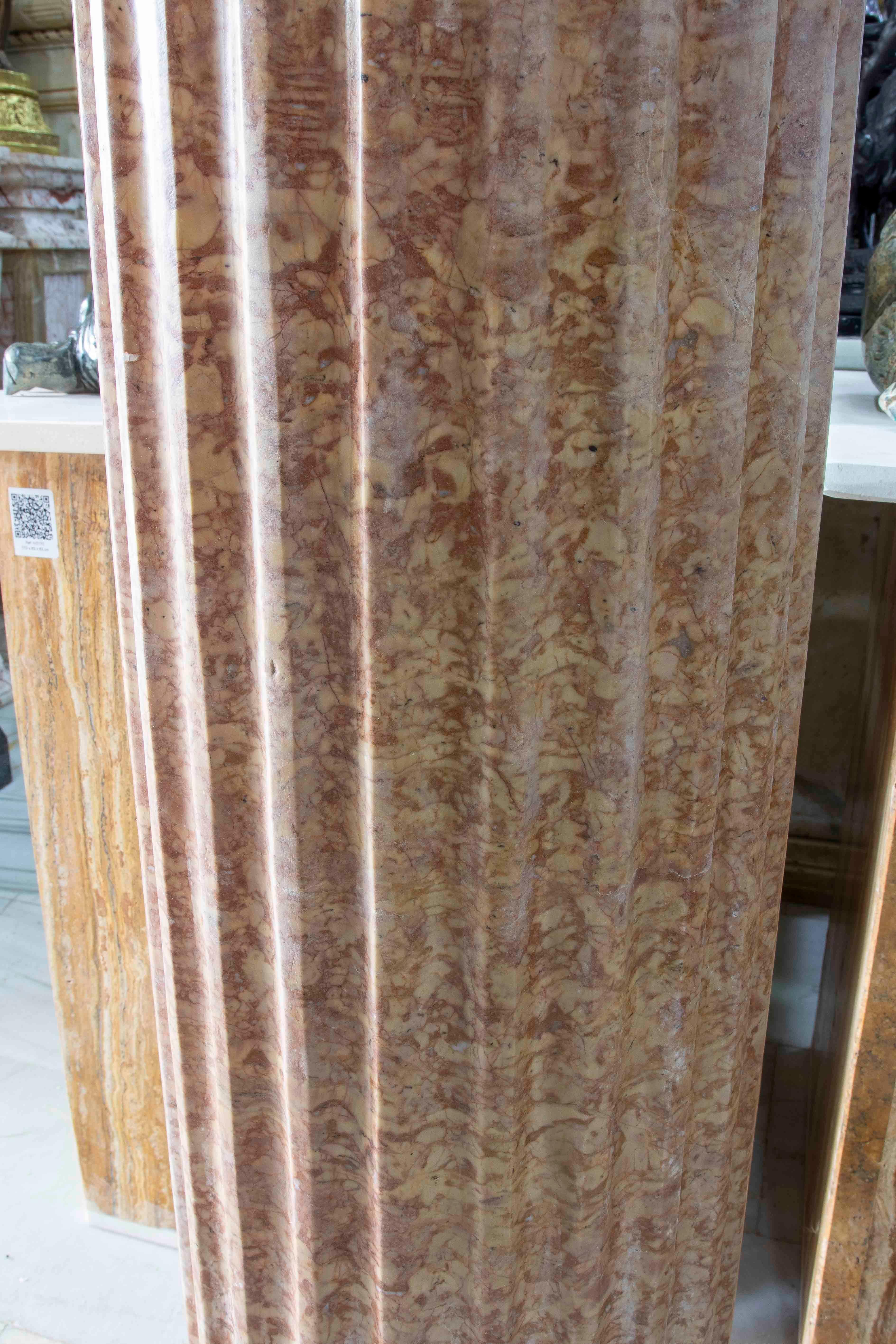 Elegantes Paar kannelierter Sockel aus rotem und weißem Marmor im Angebot 2