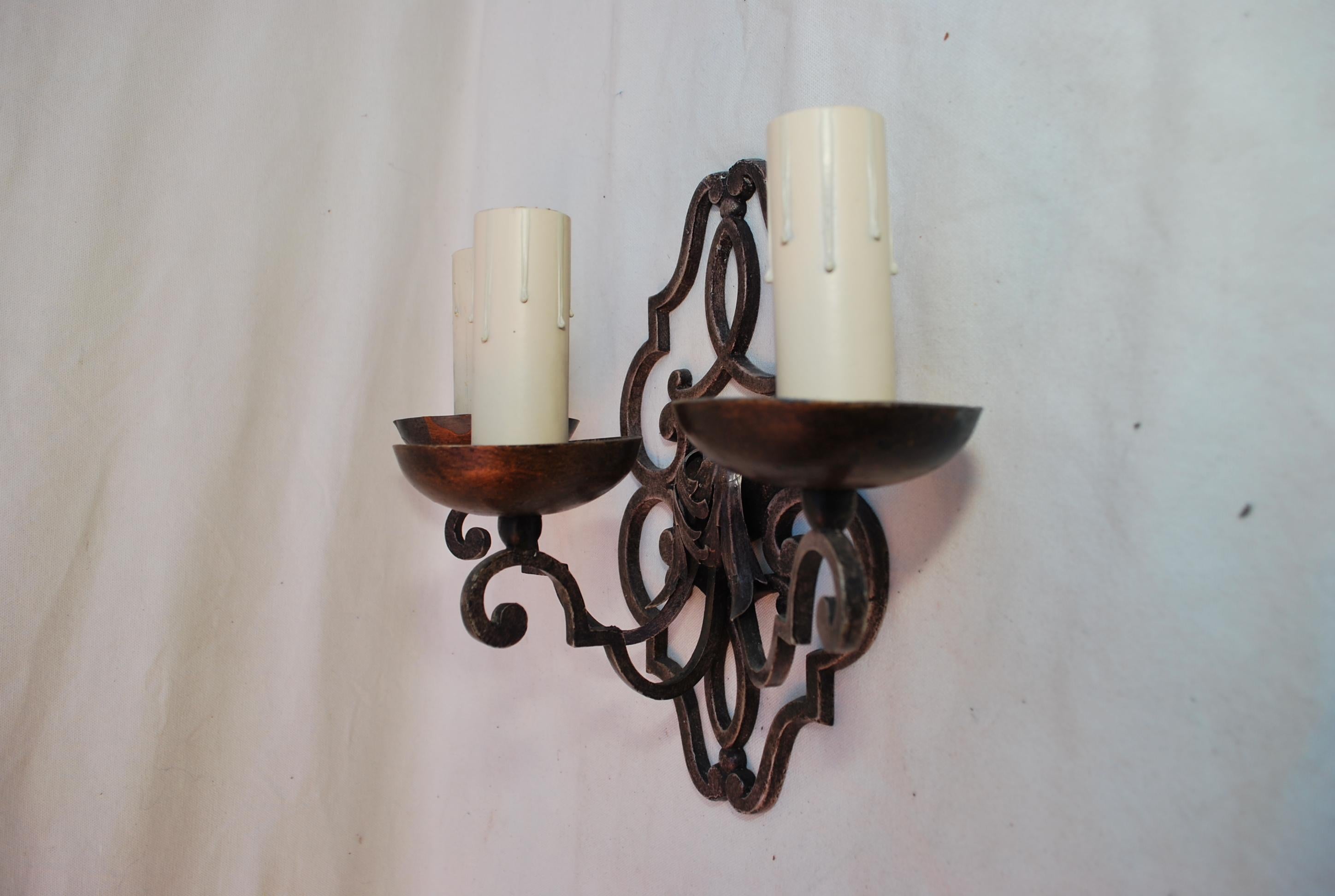 Elegant pair of French 1920's wrought iron sconces (Französisch) im Angebot