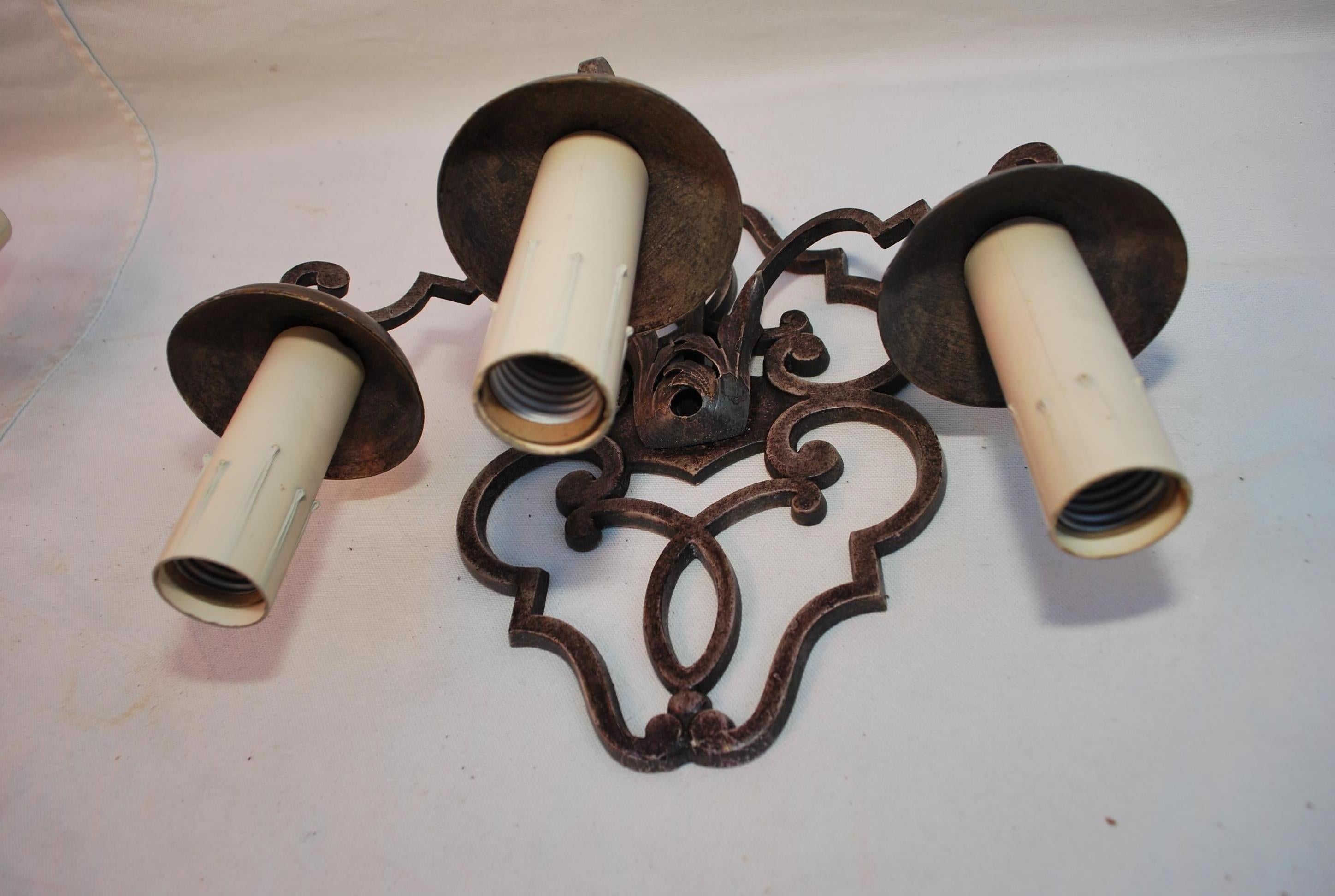 Elegant pair of French 1920's wrought iron sconces (Handgefertigt) im Angebot