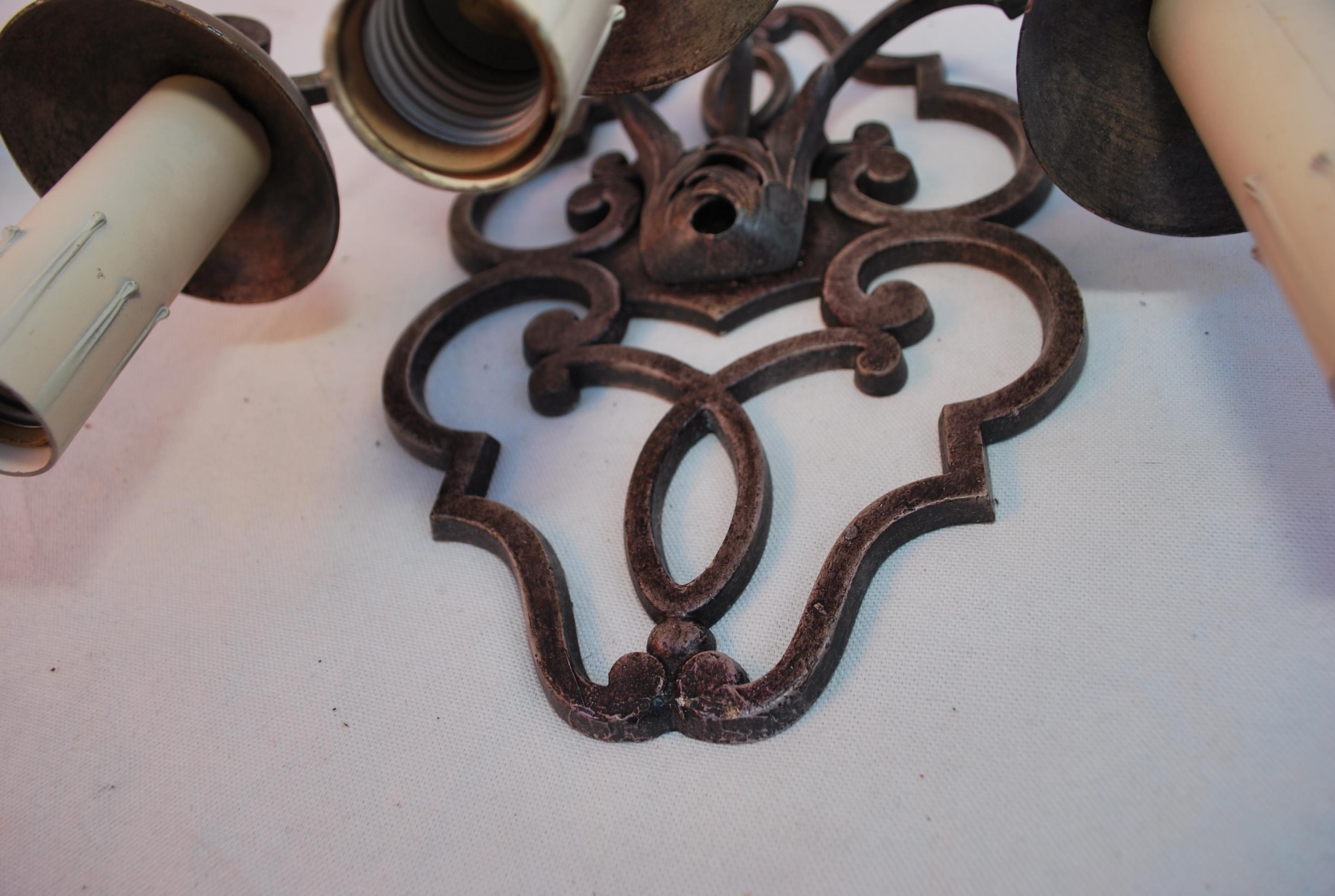 Elegant pair of French 1920's wrought iron sconces im Zustand „Gut“ im Angebot in Los Angeles, CA