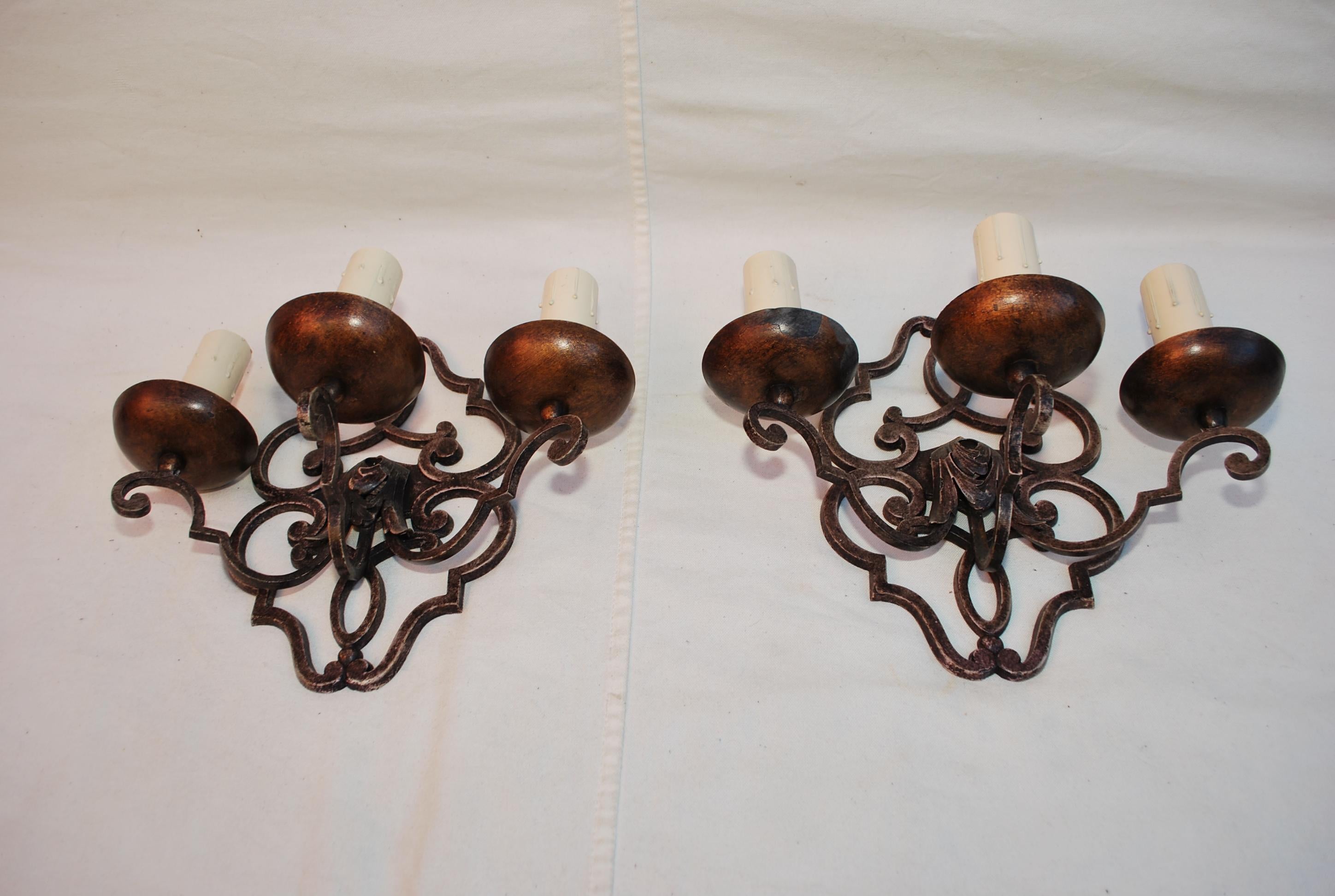 Elegant pair of French 1920's wrought iron sconces (Mitte des 20. Jahrhunderts) im Angebot