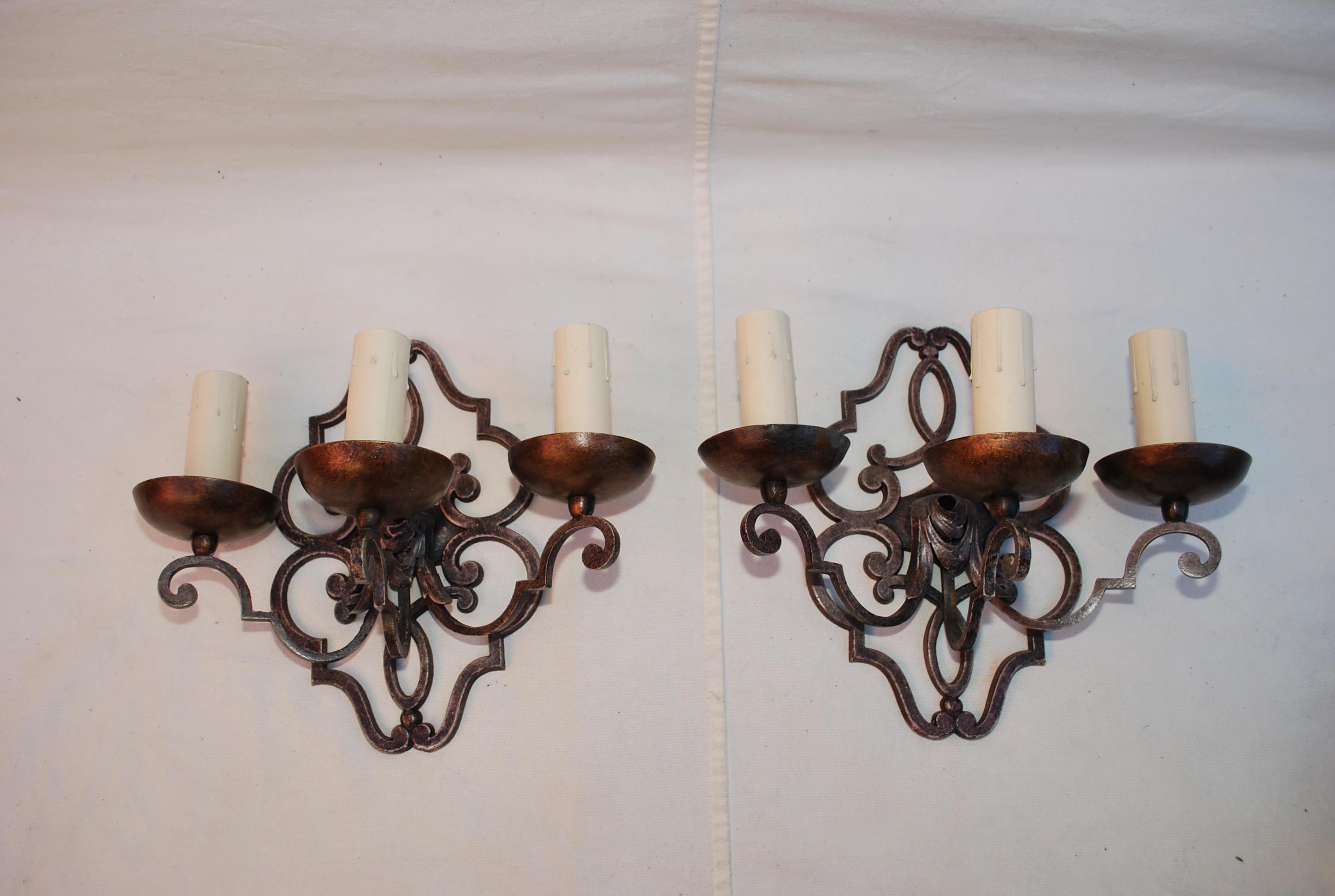 Elegant pair of French 1920's wrought iron sconces (Schmiedeeisen) im Angebot