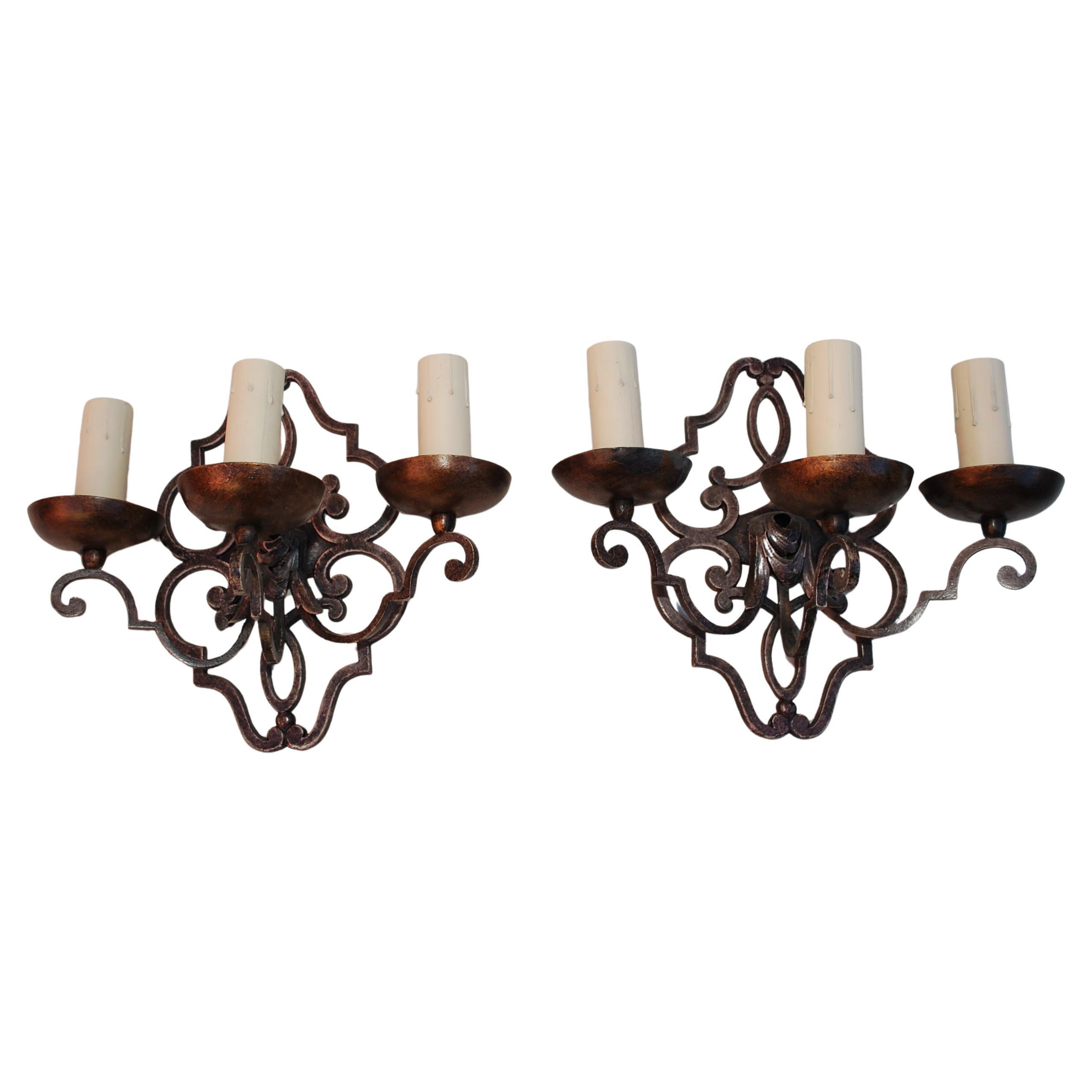 Elegant pair of French 1920's wrought iron sconces im Angebot
