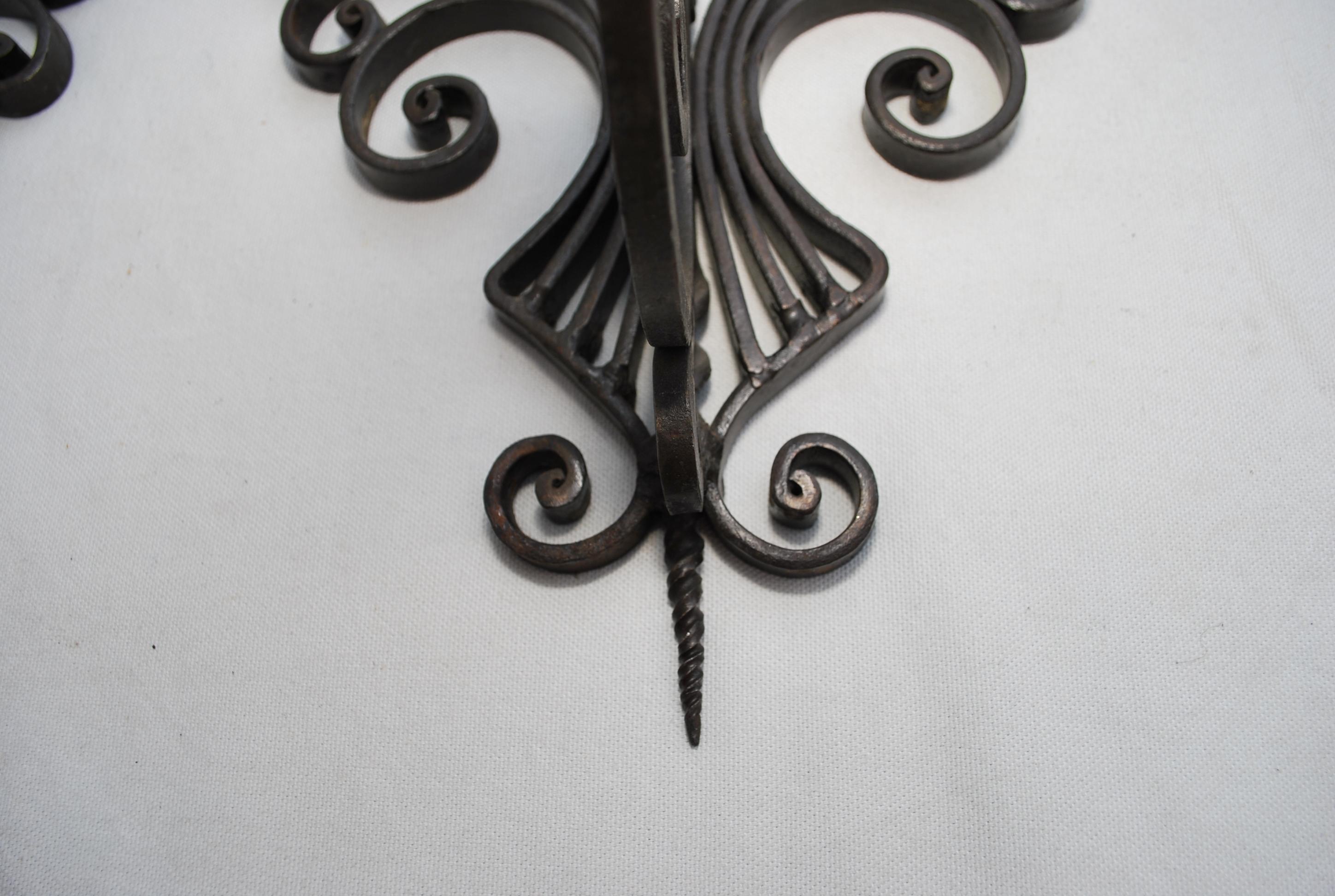 Elegant pair of French 1930's wrought iron sconces In Good Condition For Sale In Los Angeles, CA