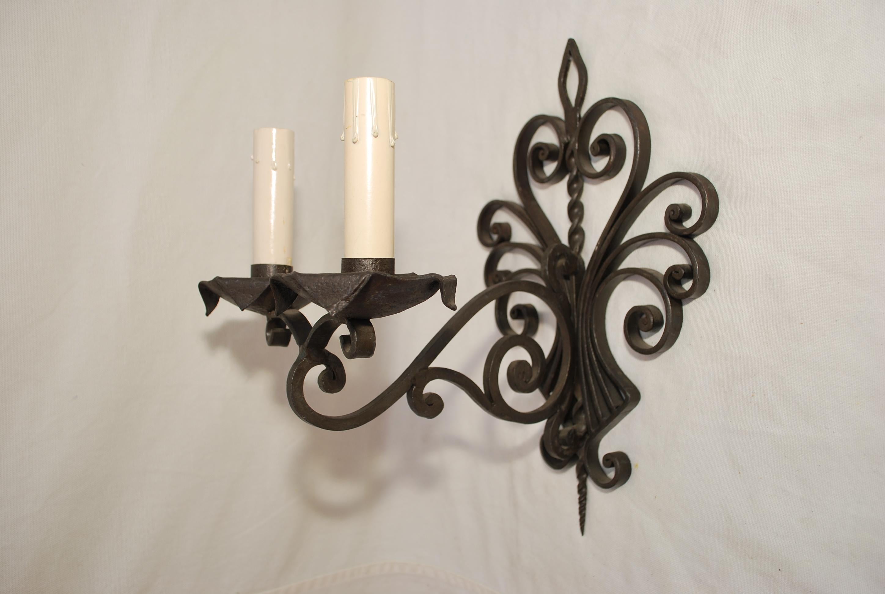 Elegant pair of French 1930's wrought iron sconces For Sale 1