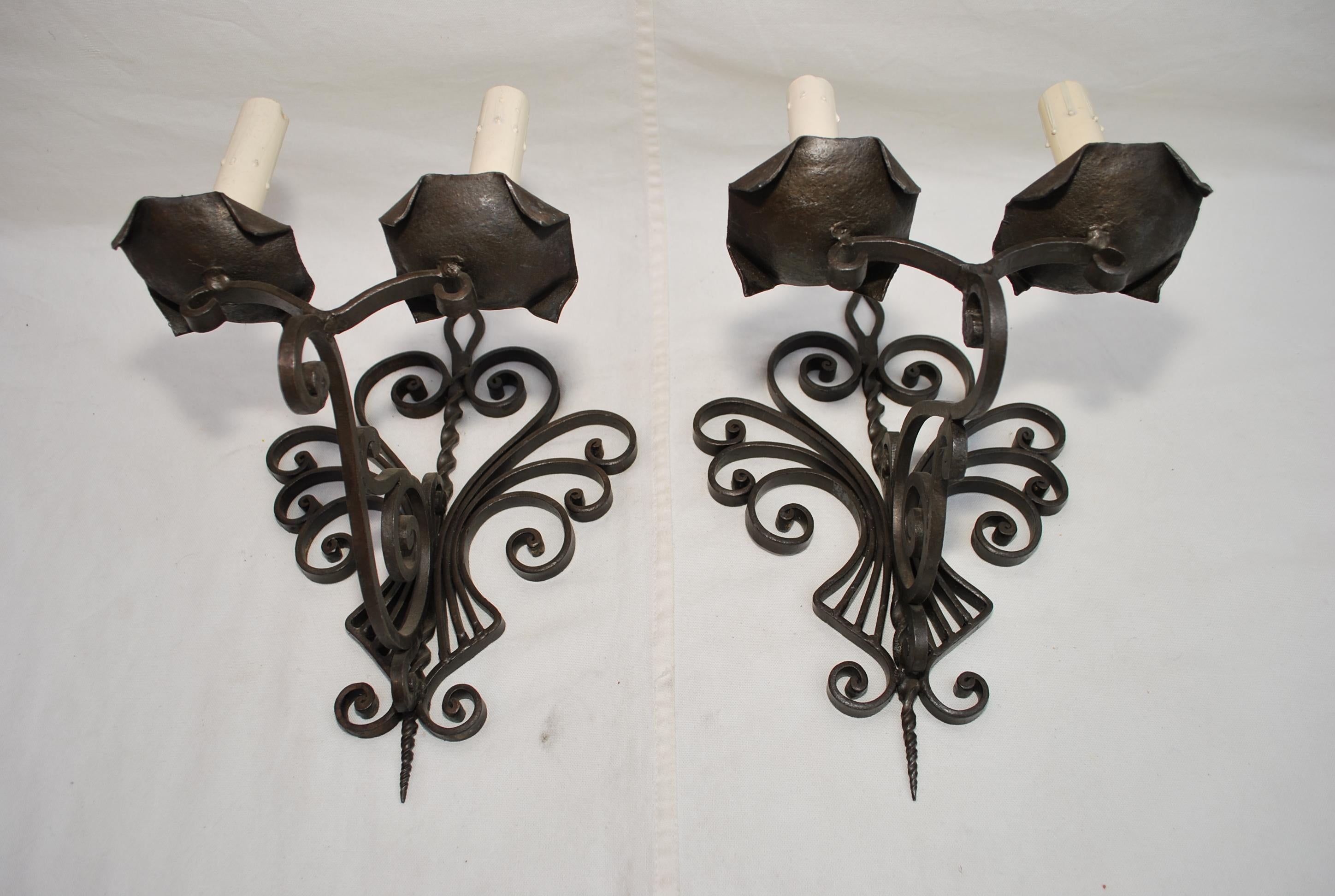 Elegant pair of French 1930's wrought iron sconces For Sale 2