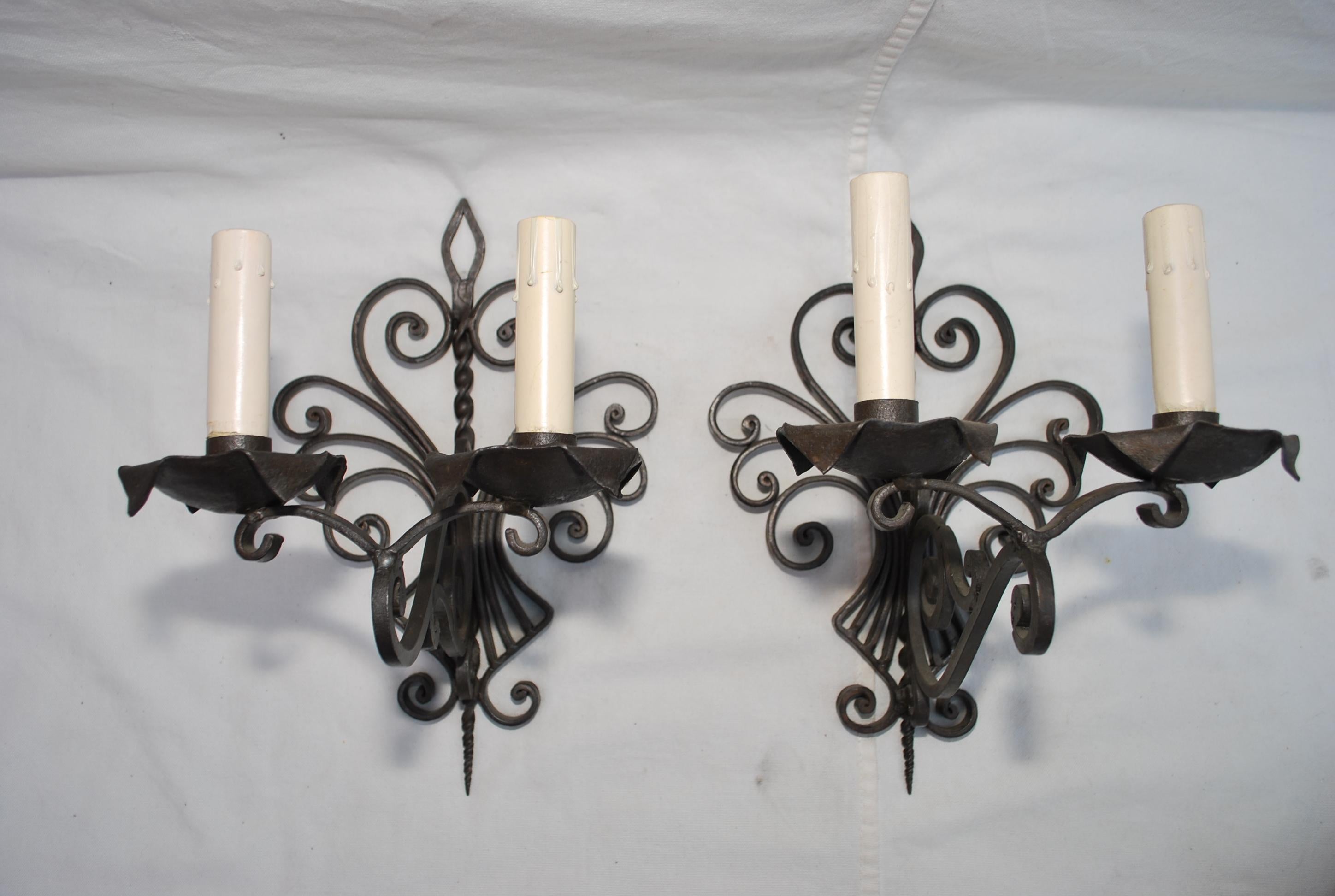 Elegant pair of French 1930's wrought iron sconces For Sale 3