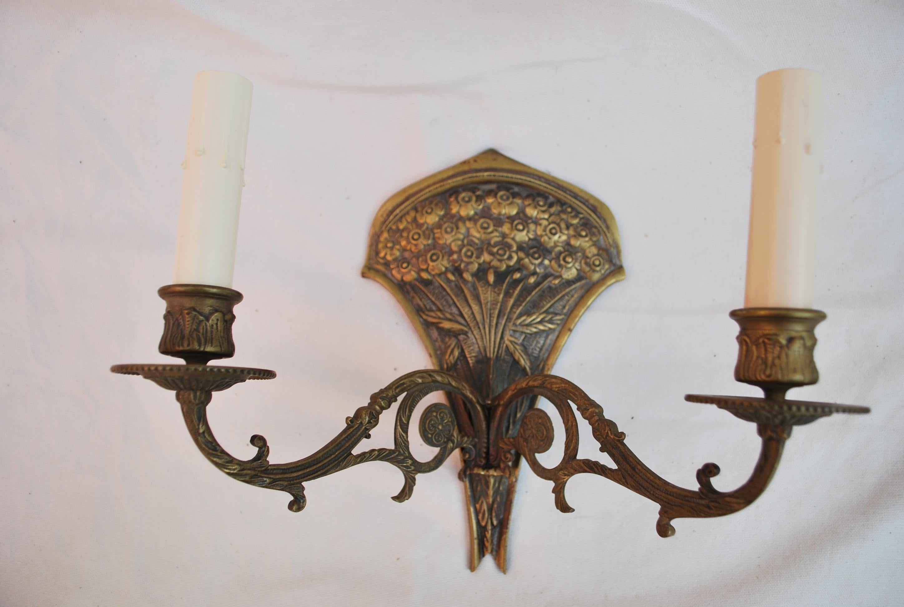 Elegant Pair of French 1940s Brass Sconces In Good Condition For Sale In Los Angeles, CA