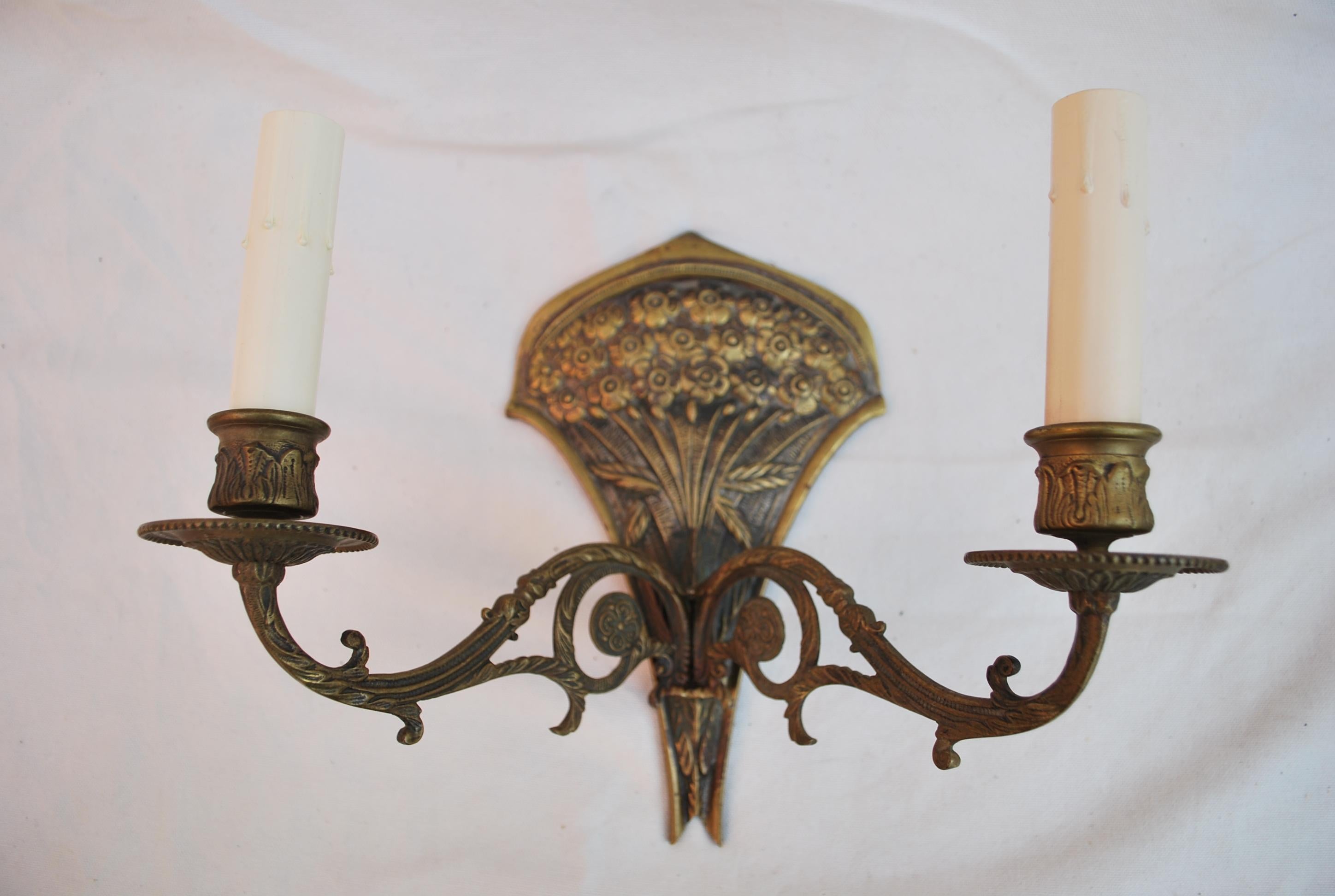 Mid-20th Century Elegant Pair of French 1940s Brass Sconces For Sale