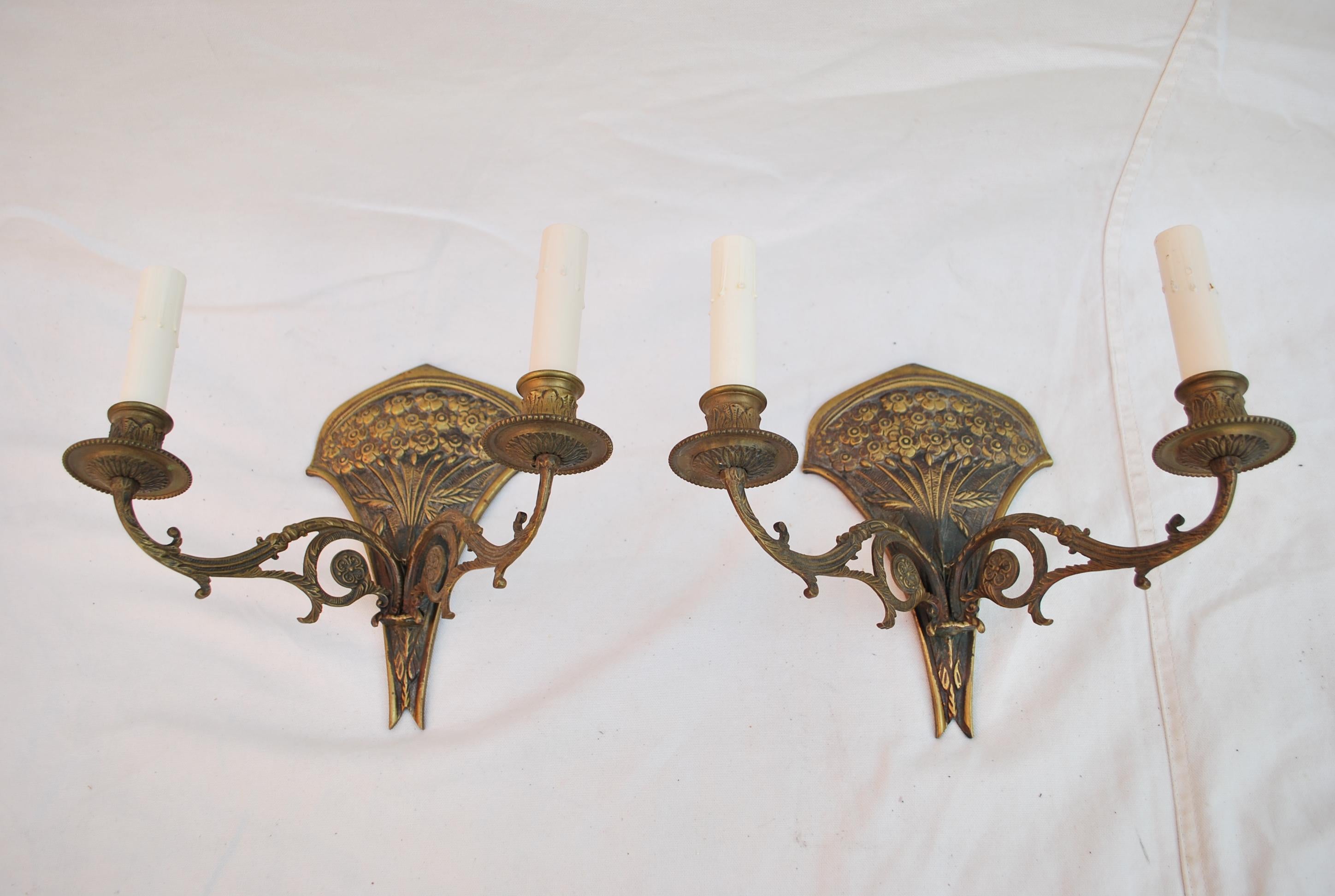 Elegant Pair of French 1940s Brass Sconces For Sale 1