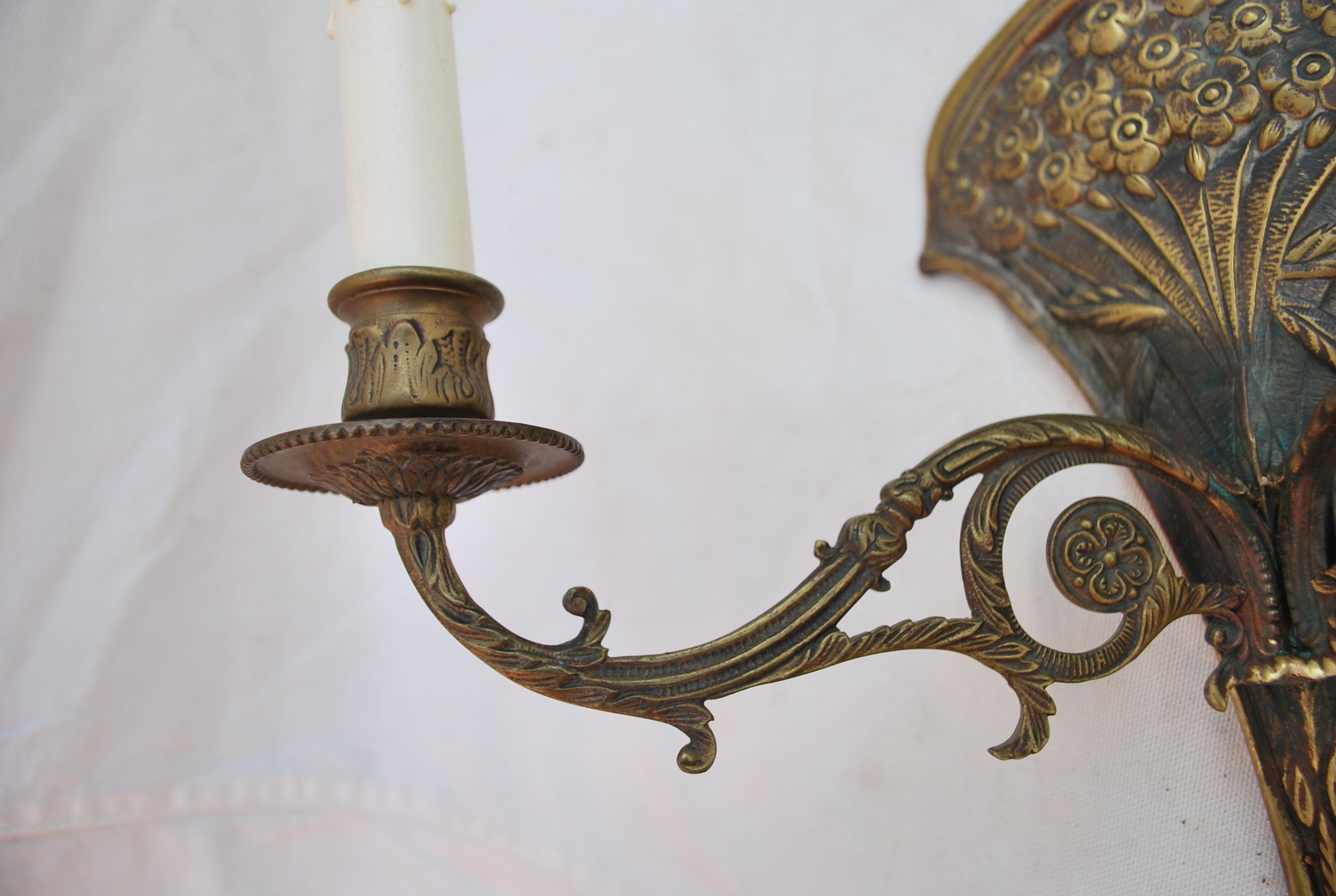 Elegant Pair of French 1940s Brass Sconces For Sale 4