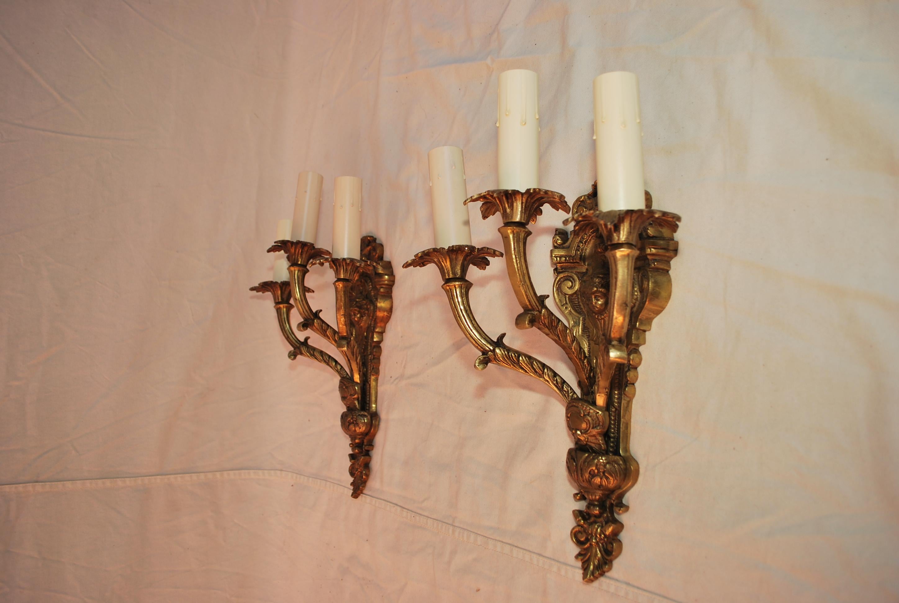 Elegant pair of French 1940's Brass sconces with cupids For Sale 3