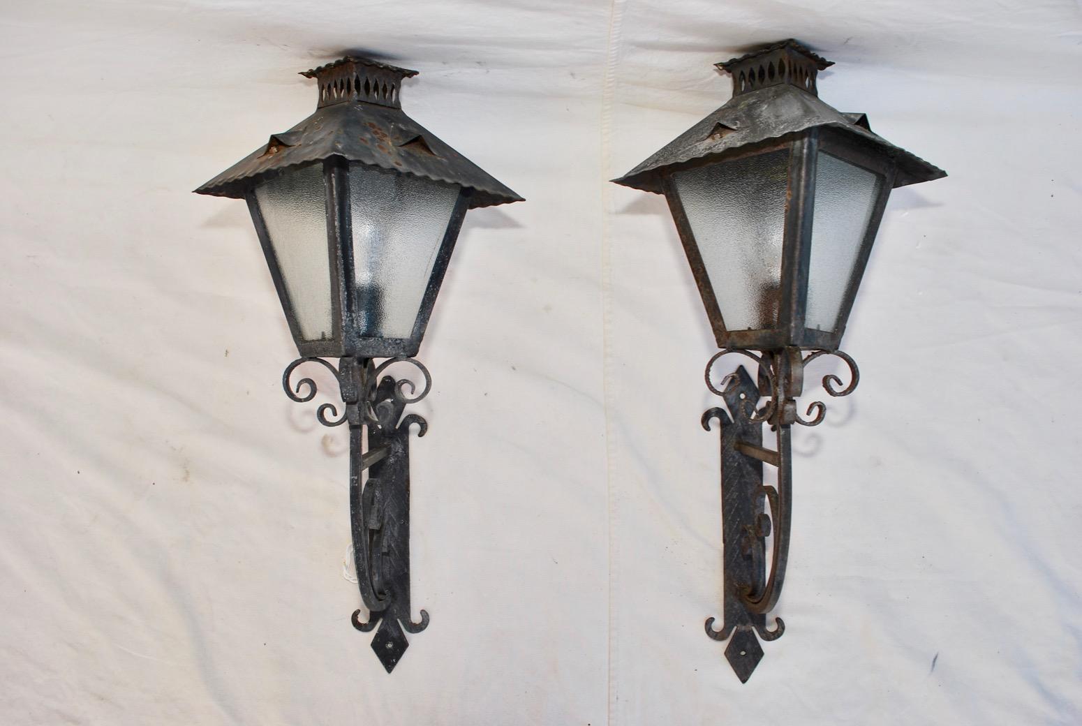 Elegant Pair of French 1940s Wrought Iron Outdoor Sconces In Good Condition In Los Angeles, CA