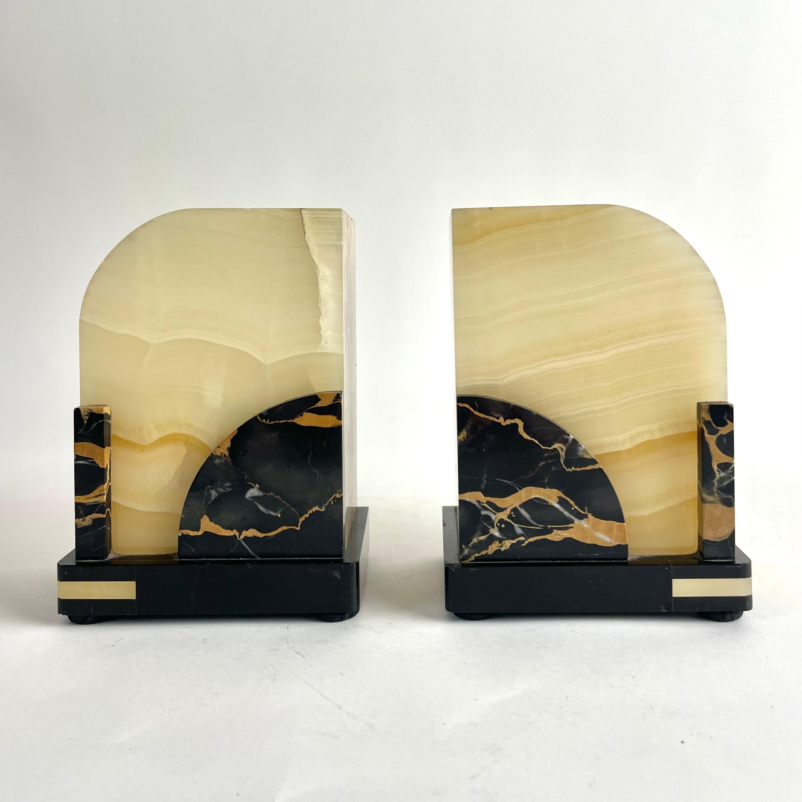 Elegantes Paar französischer Art-Déco-Buchstützen aus Marmor, ca. 1920er Jahre

Auffällige und sehr charakteristische Art-Déco-Buchstützen aus den 1920er Jahren, gefertigt aus einer raffinierten Kombination von Marmorarten wie Alabaster, Giallo