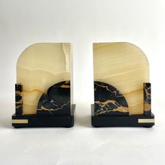 Elegante coppia di reggilibri francesi Art Déco in marmo, circa anni '20