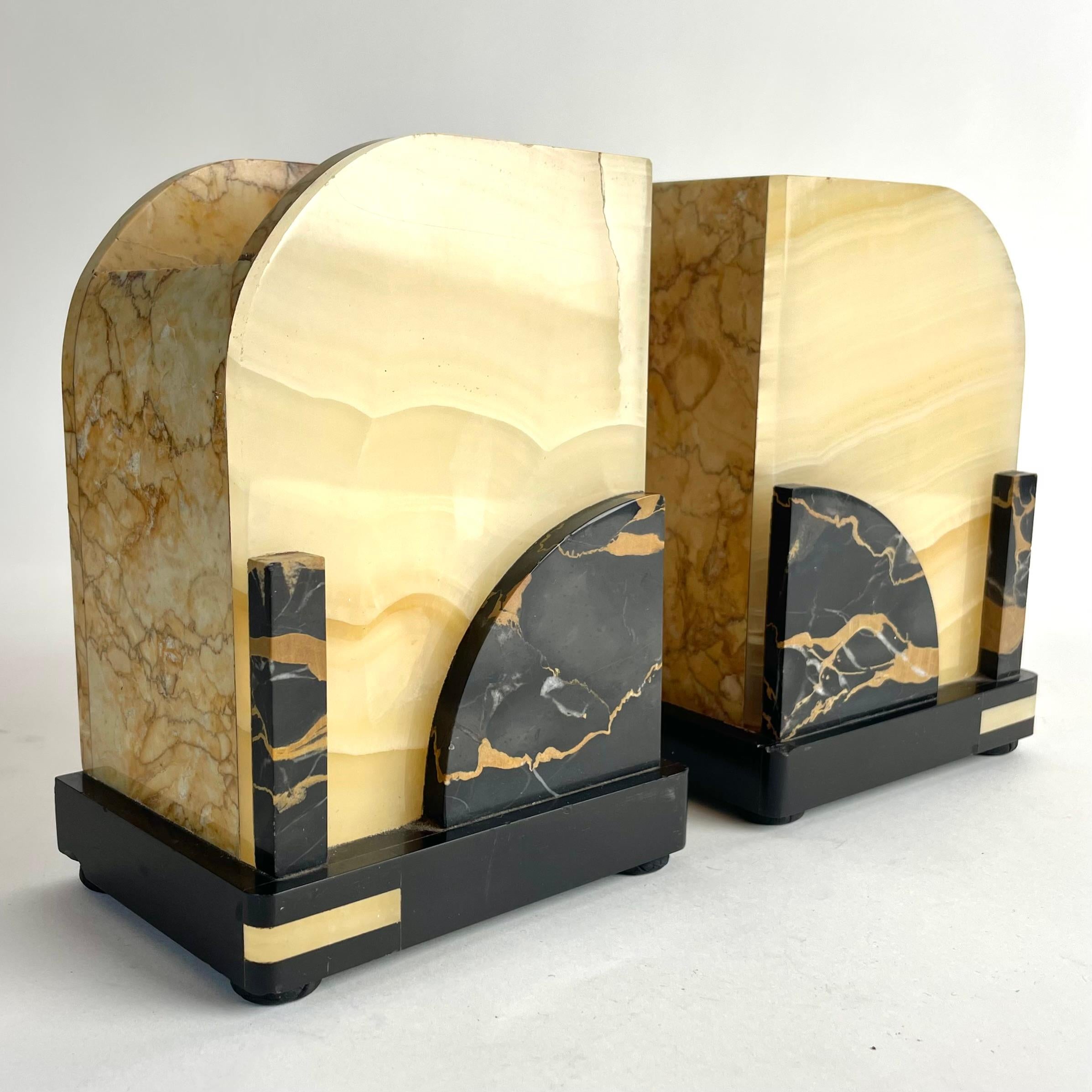Elegantes Paar französischer Art-Déco-Buchstützen aus Marmor, ca. 1920er Jahre (Alabaster) im Angebot