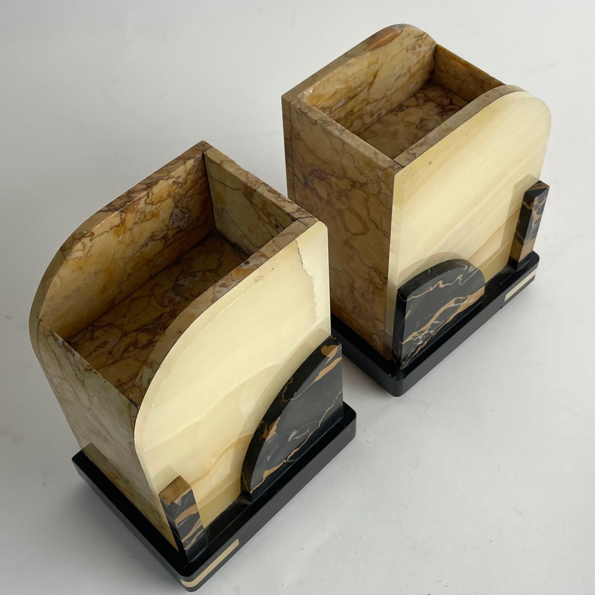Elegantes Paar französischer Art-Déco-Buchstützen aus Marmor, ca. 1920er Jahre im Angebot 1