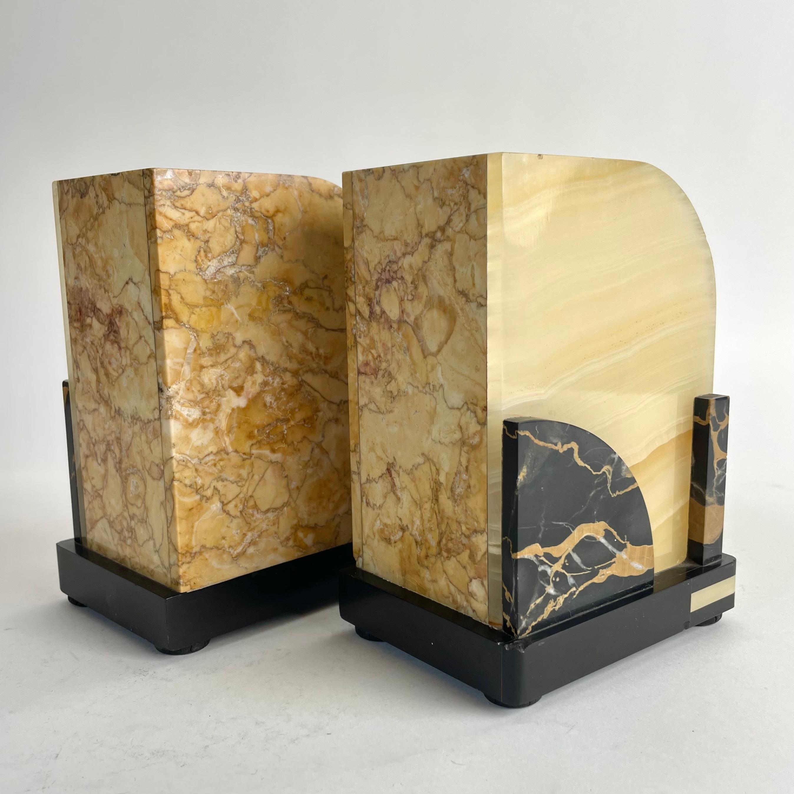 Elegantes Paar französischer Art-Déco-Buchstützen aus Marmor, ca. 1920er Jahre im Angebot 2