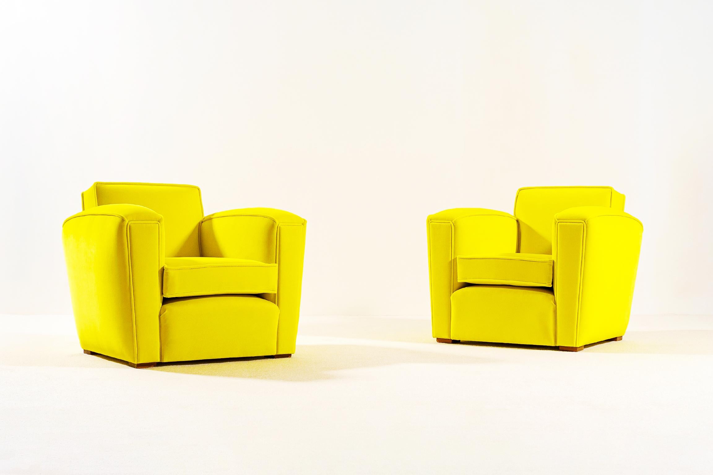 Elegante paire de fauteuils club Art Déco fabriqués en France dans les années 1930.
Des lignes très raffinées et des proportions sophistiquées qui pourraient nous rappeler le travail des décorateurs français Jean Royère ou Jacques Adnet.
On