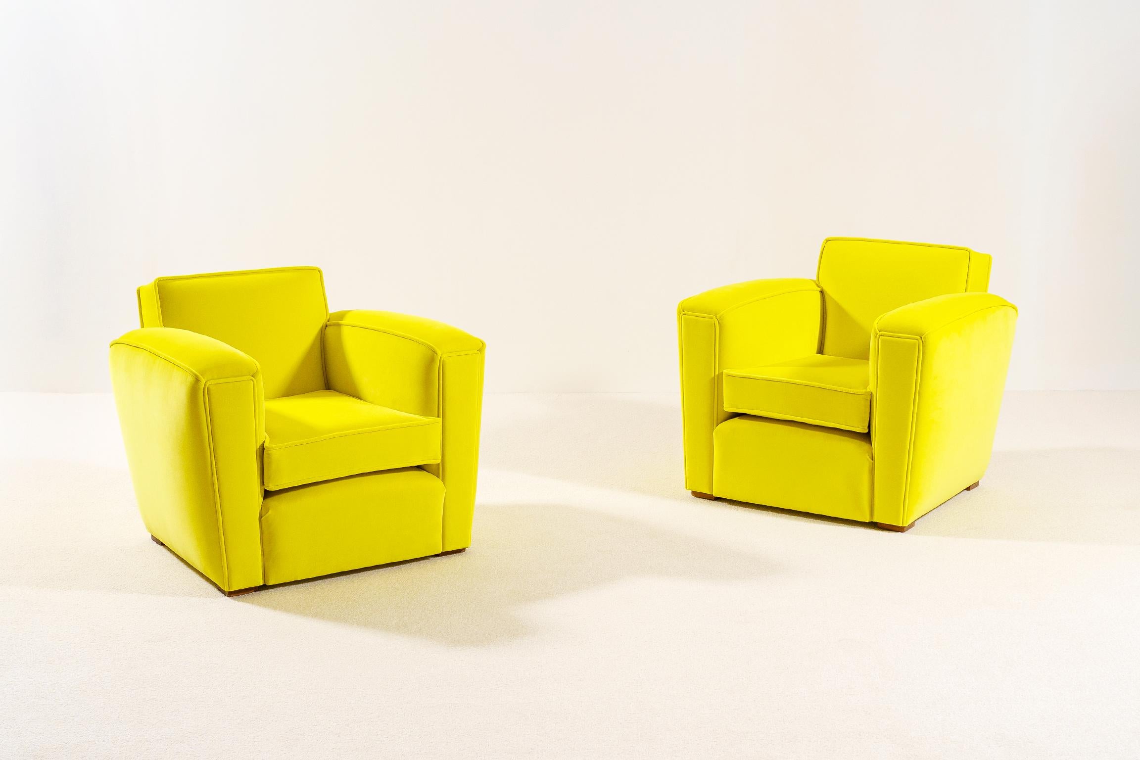 Elegant Pair of French Art Deco Club Armchairs, 1935, New Upholstery In Excellent Condition For Sale In Paris, FR