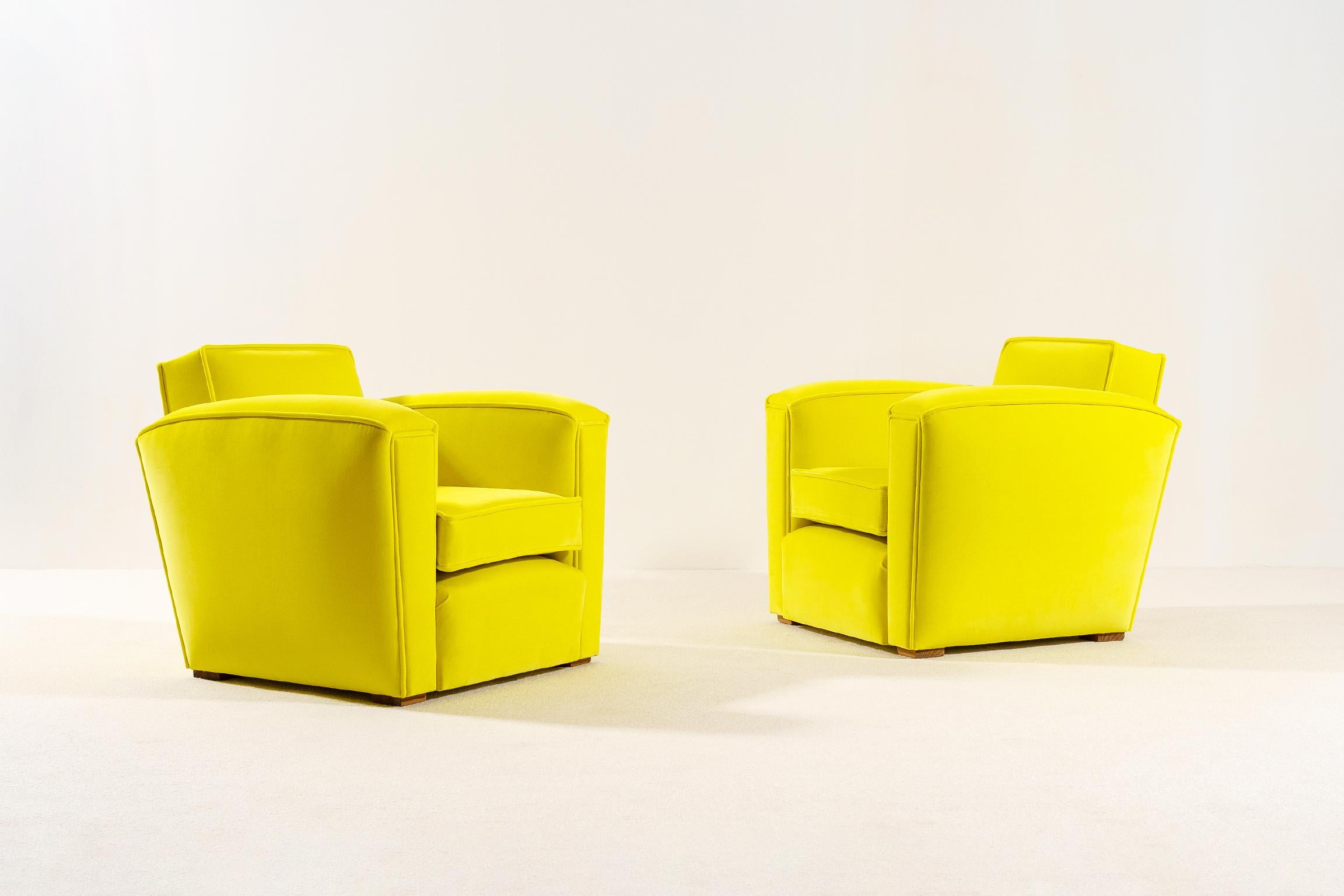 Mid-20th Century Elegant Pair of French Art Deco Club Armchairs, 1935, New Upholstery For Sale