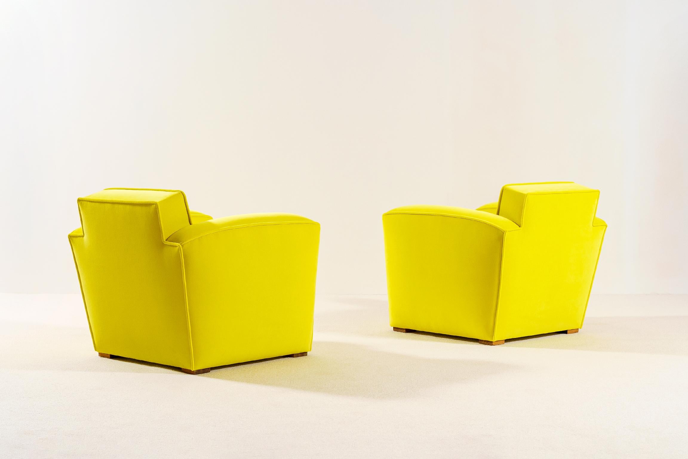 Elegant Pair of French Art Deco Club Armchairs, 1935, New Upholstery For Sale 1